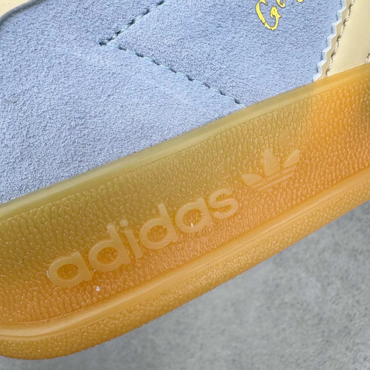 图片[13]-＃S2纯原 AD Original Gazelle Indoor Trainers 瞪羚室内鞋系列低帮复古百搭休闲运动德训风板鞋 JR8029 高端零售特供批次 原厂定制长毛翻毛皮组合环保纤维革鞋面材质 内置环保海玻璃鞋垫 外置RB橡胶大底 产品品控稳定性领先行业 原厂全套原楦原纸板冲刀磨具开发 原厂皮料加持 原厂港宝加持定型后跟R度完美 将复古进行到底 简约流畅 三十年不变经典 这款Gazelle运动鞋 无论面料、配色、质感或设计 都只在重现其1991年原款的经典 皮革鞋面 撞色三条纹和鞋跟标的设计 力求呈现90年代的经典复古风潮 Samba火热的同时 也带动了其它的复古鞋型 Gazelle便是其中一只 Gazelle Indoor拥有包边更宽的T字型鞋头 更好的保护运动员的前掌 浓浓的复古氛围感 非常适合现在流行的Cleanfit风格 尺码：36 36.5 37.5 38 38.5 39 40 40.5 41 42 42.5 43 44 44.5 45 46-选品中心