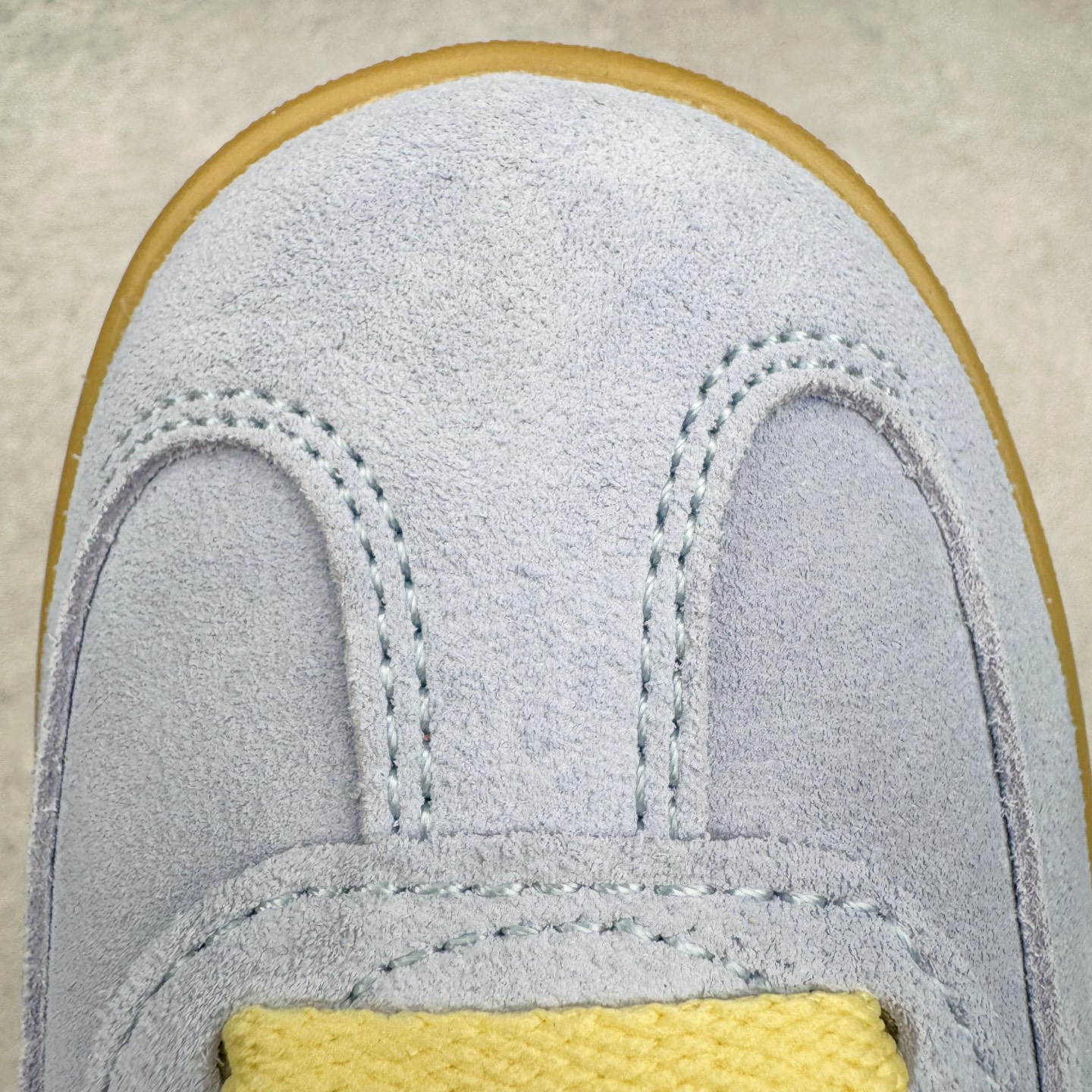 图片[12]-＃S2纯原 AD Original Gazelle Indoor Trainers 瞪羚室内鞋系列低帮复古百搭休闲运动德训风板鞋 JR8029 高端零售特供批次 原厂定制长毛翻毛皮组合环保纤维革鞋面材质 内置环保海玻璃鞋垫 外置RB橡胶大底 产品品控稳定性领先行业 原厂全套原楦原纸板冲刀磨具开发 原厂皮料加持 原厂港宝加持定型后跟R度完美 将复古进行到底 简约流畅 三十年不变经典 这款Gazelle运动鞋 无论面料、配色、质感或设计 都只在重现其1991年原款的经典 皮革鞋面 撞色三条纹和鞋跟标的设计 力求呈现90年代的经典复古风潮 Samba火热的同时 也带动了其它的复古鞋型 Gazelle便是其中一只 Gazelle Indoor拥有包边更宽的T字型鞋头 更好的保护运动员的前掌 浓浓的复古氛围感 非常适合现在流行的Cleanfit风格 尺码：36 36.5 37.5 38 38.5 39 40 40.5 41 42 42.5 43 44 44.5 45 46-选品中心