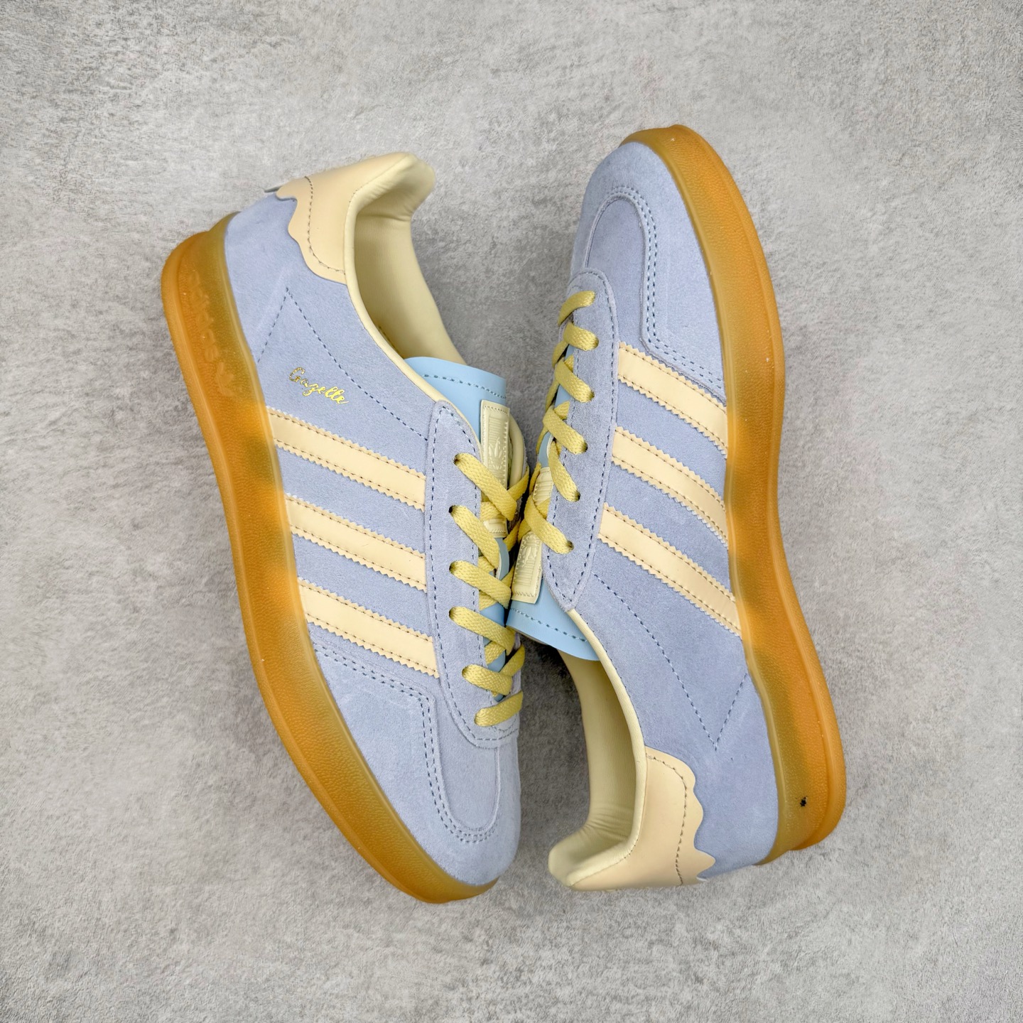 图片[3]-＃S2纯原 AD Original Gazelle Indoor Trainers 瞪羚室内鞋系列低帮复古百搭休闲运动德训风板鞋 JR8029 高端零售特供批次 原厂定制长毛翻毛皮组合环保纤维革鞋面材质 内置环保海玻璃鞋垫 外置RB橡胶大底 产品品控稳定性领先行业 原厂全套原楦原纸板冲刀磨具开发 原厂皮料加持 原厂港宝加持定型后跟R度完美 将复古进行到底 简约流畅 三十年不变经典 这款Gazelle运动鞋 无论面料、配色、质感或设计 都只在重现其1991年原款的经典 皮革鞋面 撞色三条纹和鞋跟标的设计 力求呈现90年代的经典复古风潮 Samba火热的同时 也带动了其它的复古鞋型 Gazelle便是其中一只 Gazelle Indoor拥有包边更宽的T字型鞋头 更好的保护运动员的前掌 浓浓的复古氛围感 非常适合现在流行的Cleanfit风格 尺码：36 36.5 37.5 38 38.5 39 40 40.5 41 42 42.5 43 44 44.5 45 46-选品中心