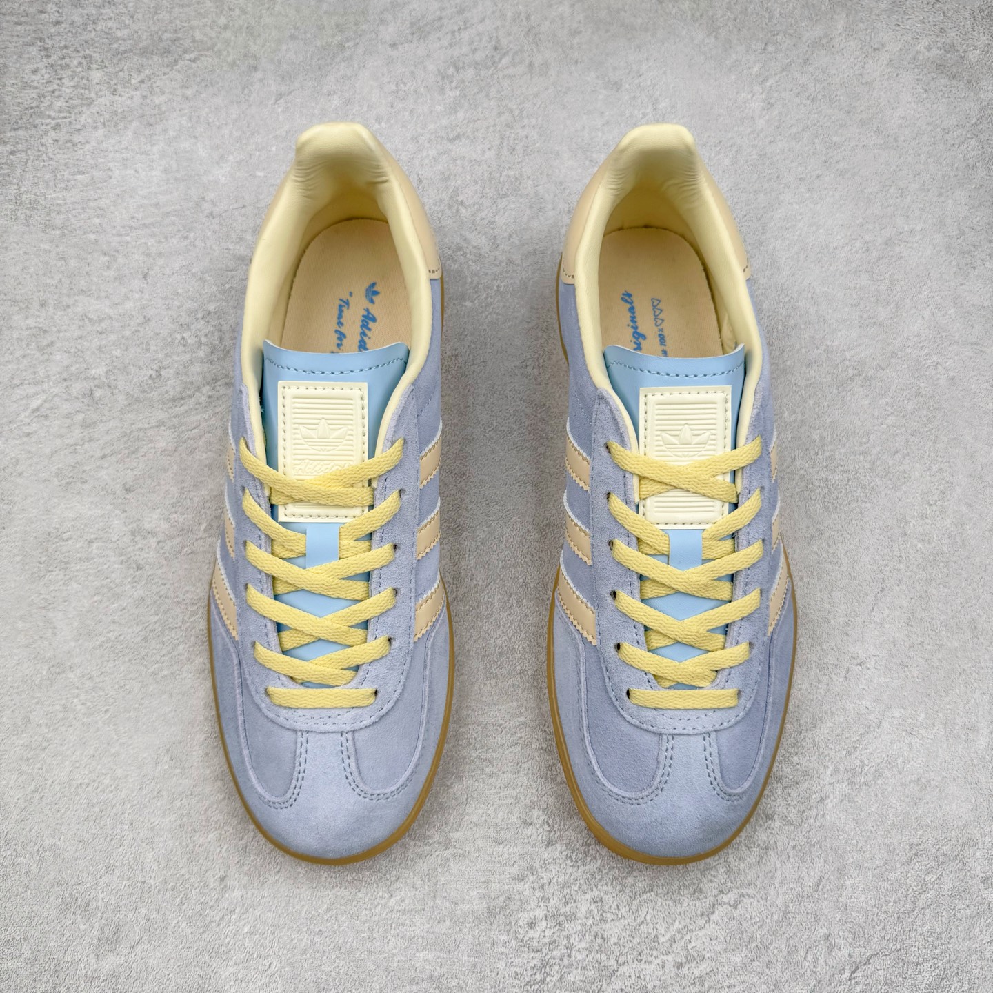 图片[2]-＃S2纯原 AD Original Gazelle Indoor Trainers 瞪羚室内鞋系列低帮复古百搭休闲运动德训风板鞋 JR8029 高端零售特供批次 原厂定制长毛翻毛皮组合环保纤维革鞋面材质 内置环保海玻璃鞋垫 外置RB橡胶大底 产品品控稳定性领先行业 原厂全套原楦原纸板冲刀磨具开发 原厂皮料加持 原厂港宝加持定型后跟R度完美 将复古进行到底 简约流畅 三十年不变经典 这款Gazelle运动鞋 无论面料、配色、质感或设计 都只在重现其1991年原款的经典 皮革鞋面 撞色三条纹和鞋跟标的设计 力求呈现90年代的经典复古风潮 Samba火热的同时 也带动了其它的复古鞋型 Gazelle便是其中一只 Gazelle Indoor拥有包边更宽的T字型鞋头 更好的保护运动员的前掌 浓浓的复古氛围感 非常适合现在流行的Cleanfit风格 尺码：36 36.5 37.5 38 38.5 39 40 40.5 41 42 42.5 43 44 44.5 45 46-选品中心