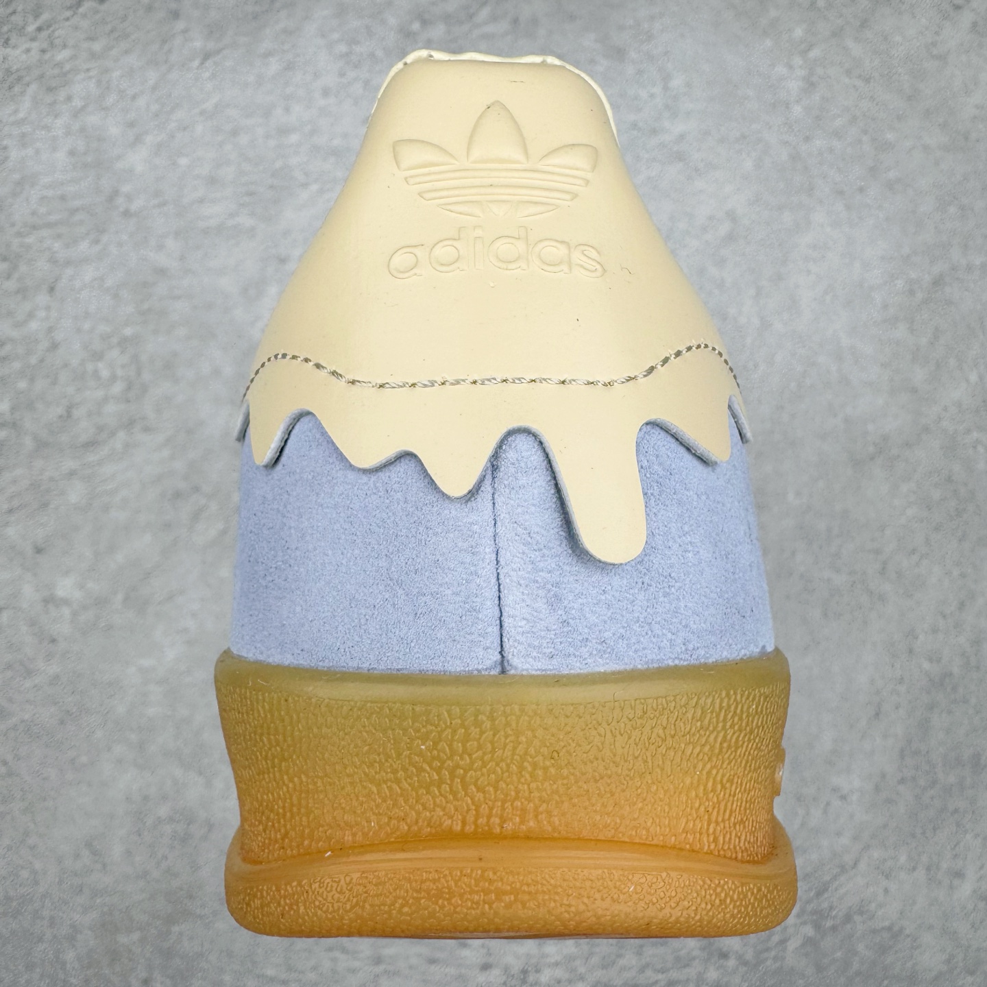 图片[8]-＃S2纯原 AD Original Gazelle Indoor Trainers 瞪羚室内鞋系列低帮复古百搭休闲运动德训风板鞋 JR8029 高端零售特供批次 原厂定制长毛翻毛皮组合环保纤维革鞋面材质 内置环保海玻璃鞋垫 外置RB橡胶大底 产品品控稳定性领先行业 原厂全套原楦原纸板冲刀磨具开发 原厂皮料加持 原厂港宝加持定型后跟R度完美 将复古进行到底 简约流畅 三十年不变经典 这款Gazelle运动鞋 无论面料、配色、质感或设计 都只在重现其1991年原款的经典 皮革鞋面 撞色三条纹和鞋跟标的设计 力求呈现90年代的经典复古风潮 Samba火热的同时 也带动了其它的复古鞋型 Gazelle便是其中一只 Gazelle Indoor拥有包边更宽的T字型鞋头 更好的保护运动员的前掌 浓浓的复古氛围感 非常适合现在流行的Cleanfit风格 尺码：36 36.5 37.5 38 38.5 39 40 40.5 41 42 42.5 43 44 44.5 45 46-选品中心