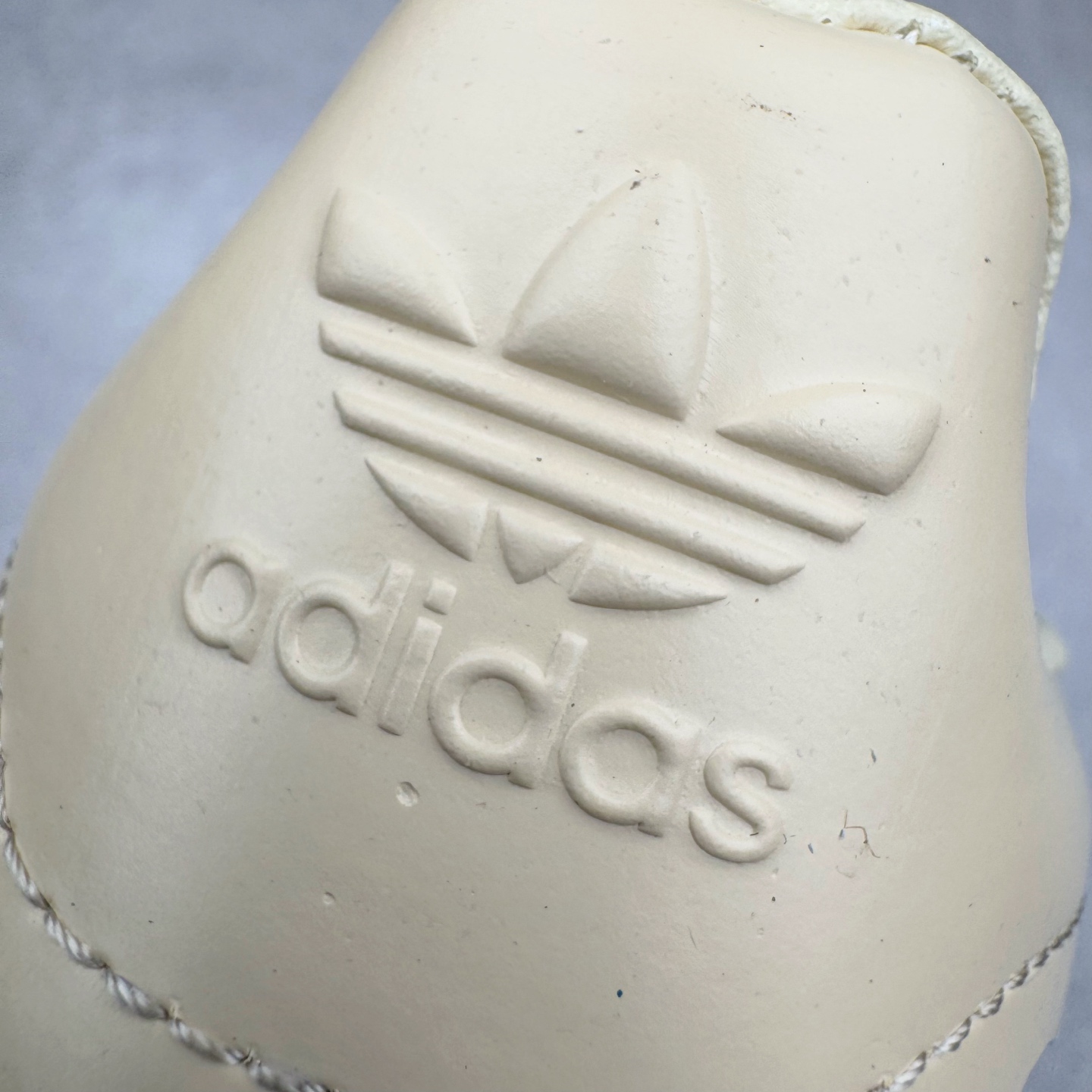 图片[14]-＃S2纯原 AD Original Gazelle Indoor Trainers 瞪羚室内鞋系列低帮复古百搭休闲运动德训风板鞋 JR8029 高端零售特供批次 原厂定制长毛翻毛皮组合环保纤维革鞋面材质 内置环保海玻璃鞋垫 外置RB橡胶大底 产品品控稳定性领先行业 原厂全套原楦原纸板冲刀磨具开发 原厂皮料加持 原厂港宝加持定型后跟R度完美 将复古进行到底 简约流畅 三十年不变经典 这款Gazelle运动鞋 无论面料、配色、质感或设计 都只在重现其1991年原款的经典 皮革鞋面 撞色三条纹和鞋跟标的设计 力求呈现90年代的经典复古风潮 Samba火热的同时 也带动了其它的复古鞋型 Gazelle便是其中一只 Gazelle Indoor拥有包边更宽的T字型鞋头 更好的保护运动员的前掌 浓浓的复古氛围感 非常适合现在流行的Cleanfit风格 尺码：36 36.5 37.5 38 38.5 39 40 40.5 41 42 42.5 43 44 44.5 45 46-选品中心