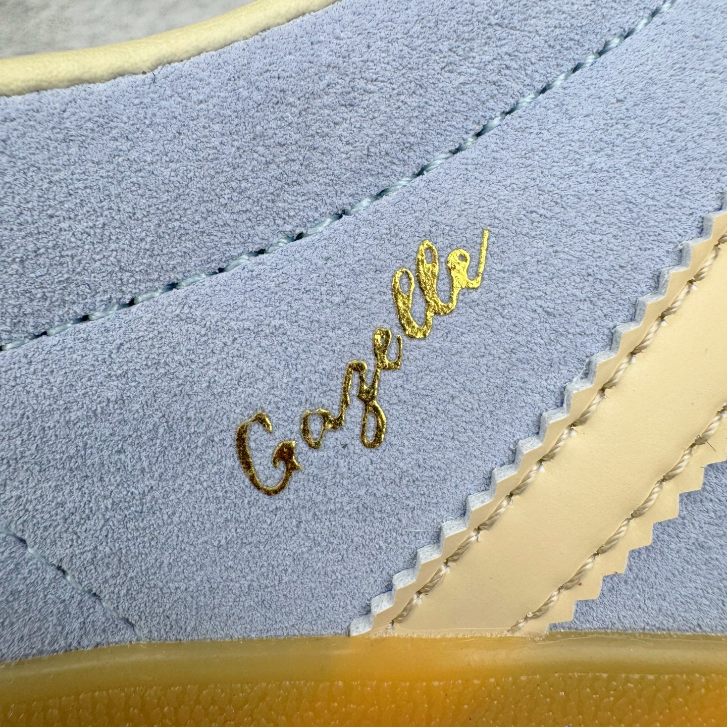 图片[15]-＃S2纯原 AD Original Gazelle Indoor Trainers 瞪羚室内鞋系列低帮复古百搭休闲运动德训风板鞋 JR8029 高端零售特供批次 原厂定制长毛翻毛皮组合环保纤维革鞋面材质 内置环保海玻璃鞋垫 外置RB橡胶大底 产品品控稳定性领先行业 原厂全套原楦原纸板冲刀磨具开发 原厂皮料加持 原厂港宝加持定型后跟R度完美 将复古进行到底 简约流畅 三十年不变经典 这款Gazelle运动鞋 无论面料、配色、质感或设计 都只在重现其1991年原款的经典 皮革鞋面 撞色三条纹和鞋跟标的设计 力求呈现90年代的经典复古风潮 Samba火热的同时 也带动了其它的复古鞋型 Gazelle便是其中一只 Gazelle Indoor拥有包边更宽的T字型鞋头 更好的保护运动员的前掌 浓浓的复古氛围感 非常适合现在流行的Cleanfit风格 尺码：36 36.5 37.5 38 38.5 39 40 40.5 41 42 42.5 43 44 44.5 45 46-选品中心