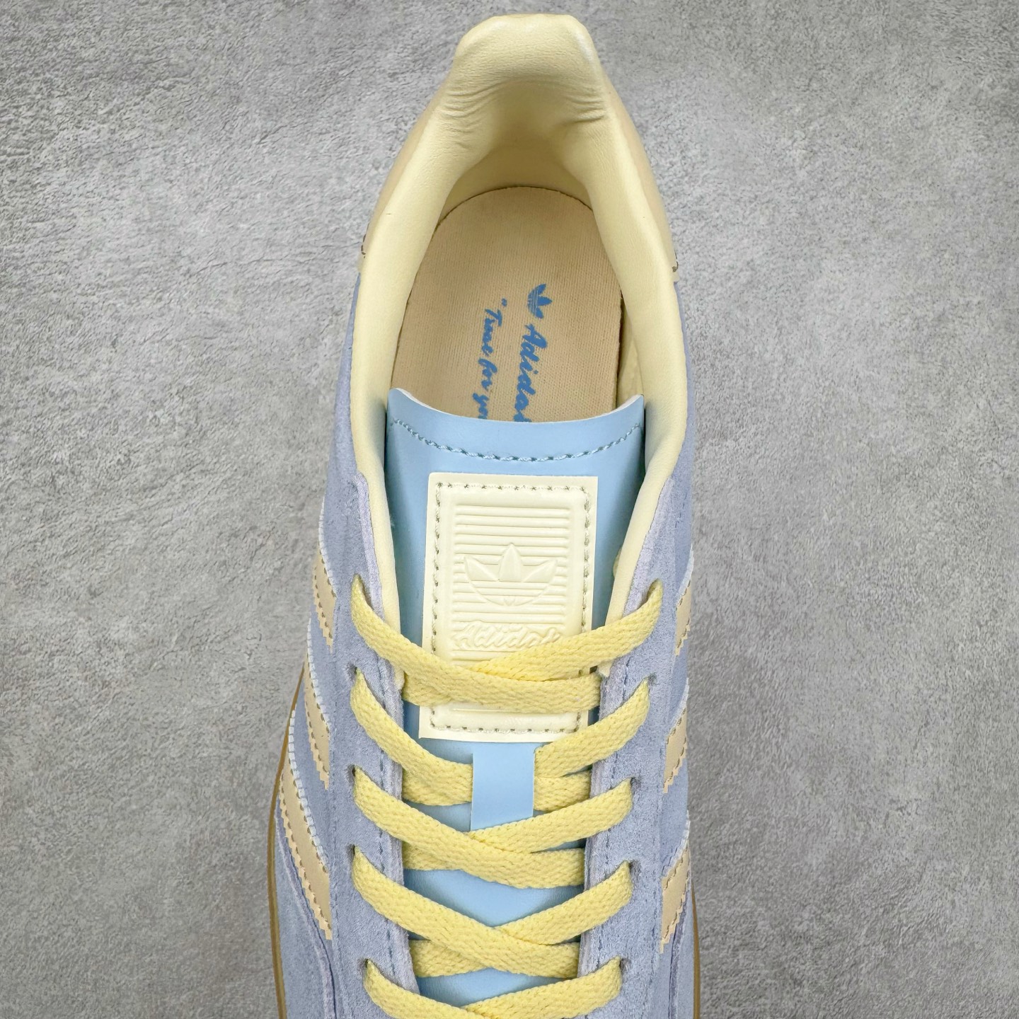 图片[5]-＃S2纯原 AD Original Gazelle Indoor Trainers 瞪羚室内鞋系列低帮复古百搭休闲运动德训风板鞋 JR8029 高端零售特供批次 原厂定制长毛翻毛皮组合环保纤维革鞋面材质 内置环保海玻璃鞋垫 外置RB橡胶大底 产品品控稳定性领先行业 原厂全套原楦原纸板冲刀磨具开发 原厂皮料加持 原厂港宝加持定型后跟R度完美 将复古进行到底 简约流畅 三十年不变经典 这款Gazelle运动鞋 无论面料、配色、质感或设计 都只在重现其1991年原款的经典 皮革鞋面 撞色三条纹和鞋跟标的设计 力求呈现90年代的经典复古风潮 Samba火热的同时 也带动了其它的复古鞋型 Gazelle便是其中一只 Gazelle Indoor拥有包边更宽的T字型鞋头 更好的保护运动员的前掌 浓浓的复古氛围感 非常适合现在流行的Cleanfit风格 尺码：36 36.5 37.5 38 38.5 39 40 40.5 41 42 42.5 43 44 44.5 45 46-选品中心