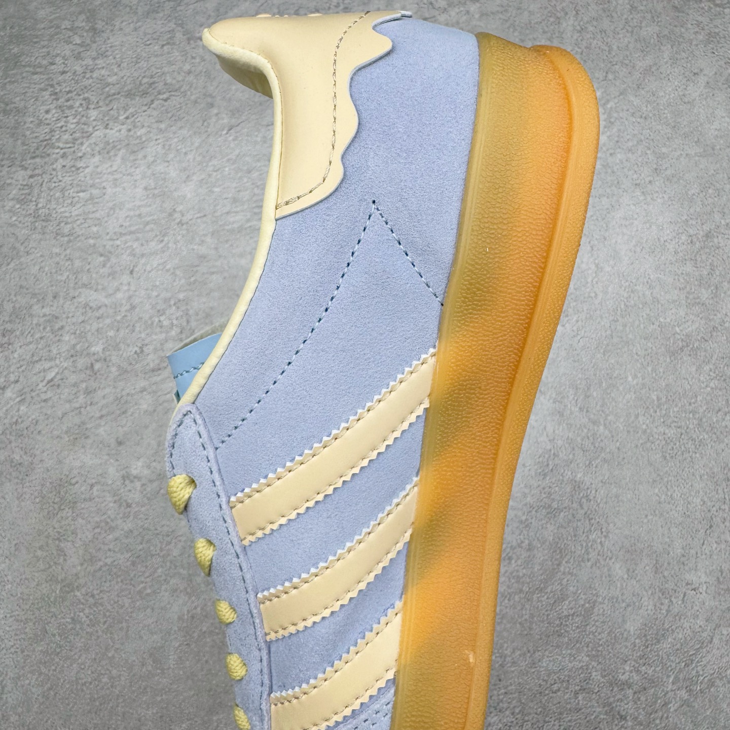 图片[7]-＃S2纯原 AD Original Gazelle Indoor Trainers 瞪羚室内鞋系列低帮复古百搭休闲运动德训风板鞋 JR8029 高端零售特供批次 原厂定制长毛翻毛皮组合环保纤维革鞋面材质 内置环保海玻璃鞋垫 外置RB橡胶大底 产品品控稳定性领先行业 原厂全套原楦原纸板冲刀磨具开发 原厂皮料加持 原厂港宝加持定型后跟R度完美 将复古进行到底 简约流畅 三十年不变经典 这款Gazelle运动鞋 无论面料、配色、质感或设计 都只在重现其1991年原款的经典 皮革鞋面 撞色三条纹和鞋跟标的设计 力求呈现90年代的经典复古风潮 Samba火热的同时 也带动了其它的复古鞋型 Gazelle便是其中一只 Gazelle Indoor拥有包边更宽的T字型鞋头 更好的保护运动员的前掌 浓浓的复古氛围感 非常适合现在流行的Cleanfit风格 尺码：36 36.5 37.5 38 38.5 39 40 40.5 41 42 42.5 43 44 44.5 45 46-选品中心
