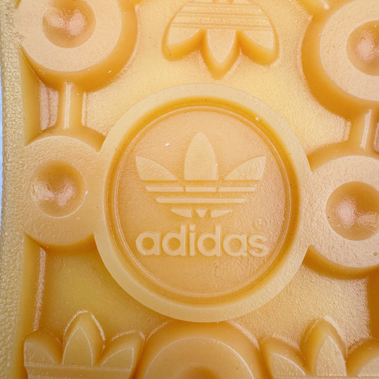 图片[17]-＃S2纯原 AD Original Gazelle Indoor Trainers 瞪羚室内鞋系列低帮复古百搭休闲运动德训风板鞋 JR8029 高端零售特供批次 原厂定制长毛翻毛皮组合环保纤维革鞋面材质 内置环保海玻璃鞋垫 外置RB橡胶大底 产品品控稳定性领先行业 原厂全套原楦原纸板冲刀磨具开发 原厂皮料加持 原厂港宝加持定型后跟R度完美 将复古进行到底 简约流畅 三十年不变经典 这款Gazelle运动鞋 无论面料、配色、质感或设计 都只在重现其1991年原款的经典 皮革鞋面 撞色三条纹和鞋跟标的设计 力求呈现90年代的经典复古风潮 Samba火热的同时 也带动了其它的复古鞋型 Gazelle便是其中一只 Gazelle Indoor拥有包边更宽的T字型鞋头 更好的保护运动员的前掌 浓浓的复古氛围感 非常适合现在流行的Cleanfit风格 尺码：36 36.5 37.5 38 38.5 39 40 40.5 41 42 42.5 43 44 44.5 45 46-选品中心