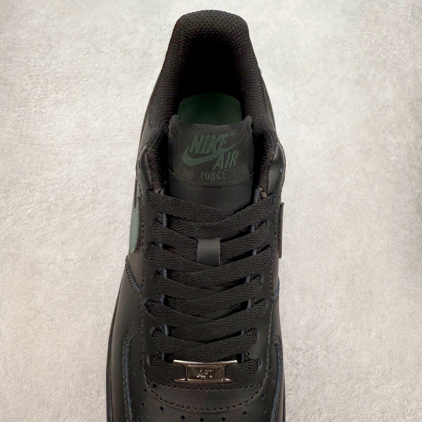 图片[5]-＃XT纯原 NK Air Force 1´07 Low 空军一号低帮百搭休闲运动板鞋 FJ4146-001 顶级批次 2022全新楦头鞋型 鱼鳞大底 历时开发三个月 清洁度完美 二维码鞋标 内置芯片及solo气垫 大底高度及其弧度依照正品 钢印 logo刺绣 鞋口弧度 鞋头长度 鞋面冲孔 鞋垫背胶及钢印 完美鞋型对比正品 每一处都是细节满满 柔软、弹性十足的缓震性能和出色的中底设计 横跨复古与现代的外型结合 造就出风靡全球 三十多年的Force 1 直到今天还深受青睐 实拍调校N版已经零色差零失真 百分百还原实物色彩所见即所得 不存在货不对板色差等低级问题 选购参考实物拍摄 不混卖不参货 只用心做好货严格选品 承诺混一赔十 尺码：36 36.5 37.5 38 38.5 39 40 40.5 41 42 42.5 43 44 44.5 45-选品中心