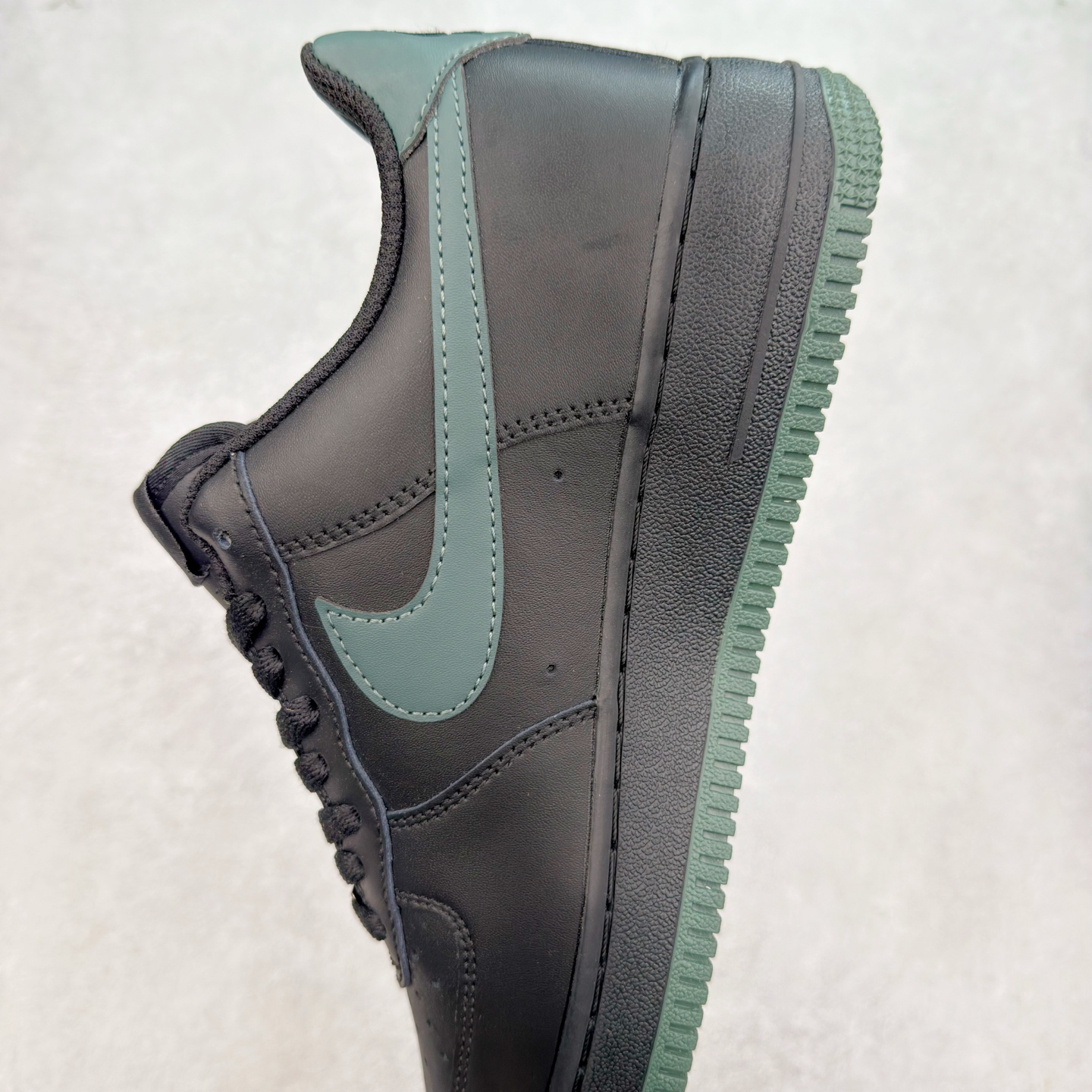 图片[7]-＃XT纯原 NK Air Force 1´07 Low 空军一号低帮百搭休闲运动板鞋 FJ4146-001 顶级批次 2022全新楦头鞋型 鱼鳞大底 历时开发三个月 清洁度完美 二维码鞋标 内置芯片及solo气垫 大底高度及其弧度依照正品 钢印 logo刺绣 鞋口弧度 鞋头长度 鞋面冲孔 鞋垫背胶及钢印 完美鞋型对比正品 每一处都是细节满满 柔软、弹性十足的缓震性能和出色的中底设计 横跨复古与现代的外型结合 造就出风靡全球 三十多年的Force 1 直到今天还深受青睐 实拍调校N版已经零色差零失真 百分百还原实物色彩所见即所得 不存在货不对板色差等低级问题 选购参考实物拍摄 不混卖不参货 只用心做好货严格选品 承诺混一赔十 尺码：36 36.5 37.5 38 38.5 39 40 40.5 41 42 42.5 43 44 44.5 45-选品中心