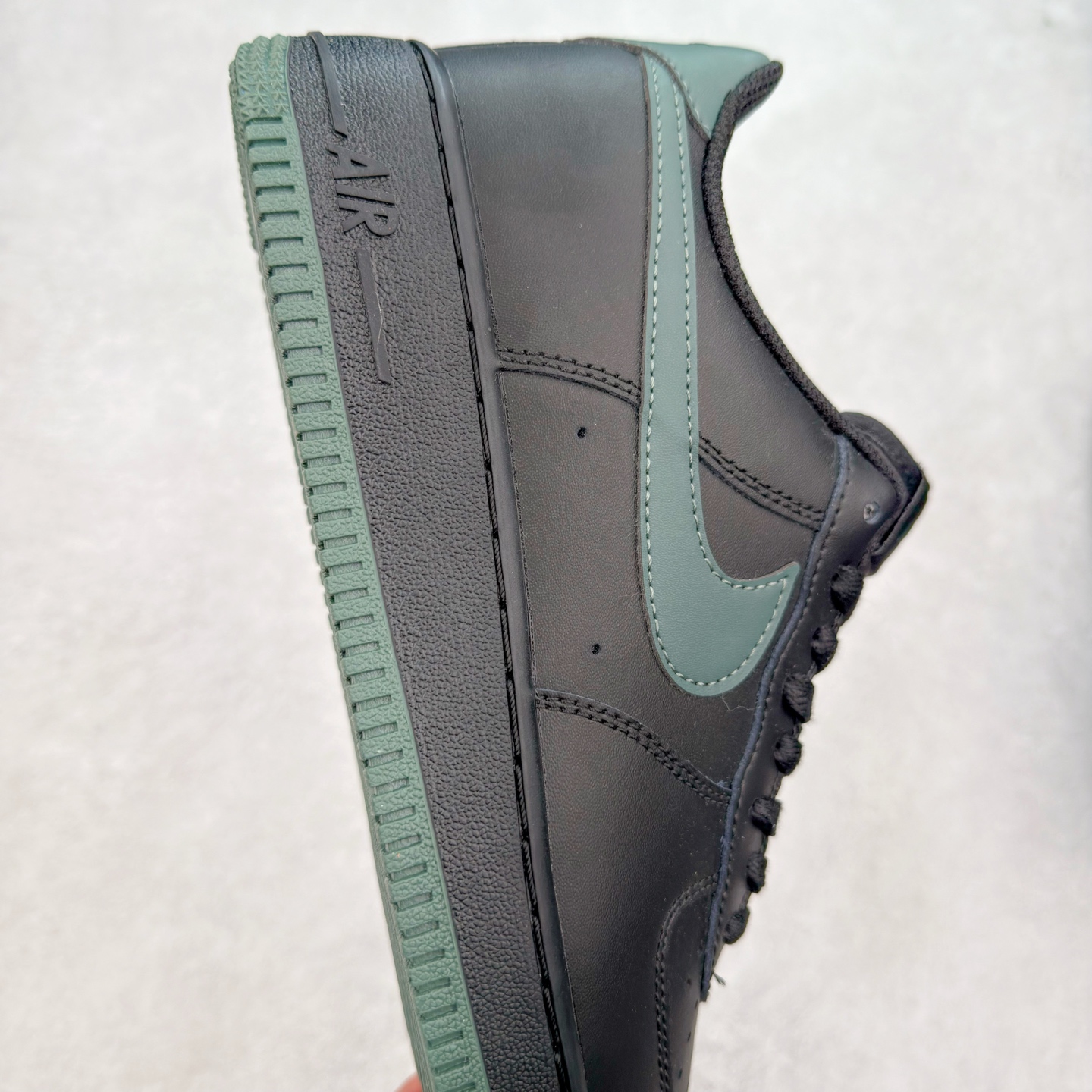 图片[6]-＃XT纯原 NK Air Force 1´07 Low 空军一号低帮百搭休闲运动板鞋 FJ4146-001 顶级批次 2022全新楦头鞋型 鱼鳞大底 历时开发三个月 清洁度完美 二维码鞋标 内置芯片及solo气垫 大底高度及其弧度依照正品 钢印 logo刺绣 鞋口弧度 鞋头长度 鞋面冲孔 鞋垫背胶及钢印 完美鞋型对比正品 每一处都是细节满满 柔软、弹性十足的缓震性能和出色的中底设计 横跨复古与现代的外型结合 造就出风靡全球 三十多年的Force 1 直到今天还深受青睐 实拍调校N版已经零色差零失真 百分百还原实物色彩所见即所得 不存在货不对板色差等低级问题 选购参考实物拍摄 不混卖不参货 只用心做好货严格选品 承诺混一赔十 尺码：36 36.5 37.5 38 38.5 39 40 40.5 41 42 42.5 43 44 44.5 45-选品中心