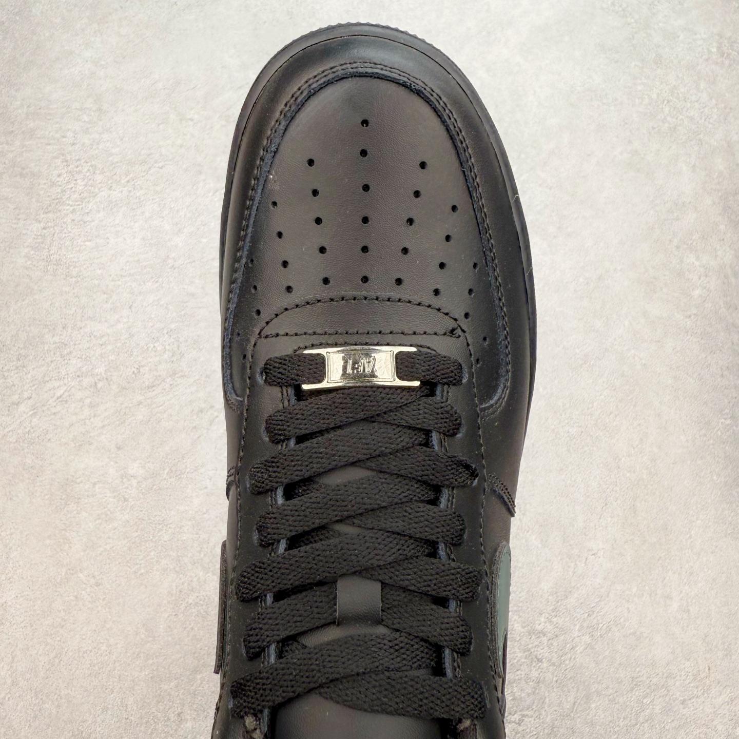 图片[4]-＃XT纯原 NK Air Force 1´07 Low 空军一号低帮百搭休闲运动板鞋 FJ4146-001 顶级批次 2022全新楦头鞋型 鱼鳞大底 历时开发三个月 清洁度完美 二维码鞋标 内置芯片及solo气垫 大底高度及其弧度依照正品 钢印 logo刺绣 鞋口弧度 鞋头长度 鞋面冲孔 鞋垫背胶及钢印 完美鞋型对比正品 每一处都是细节满满 柔软、弹性十足的缓震性能和出色的中底设计 横跨复古与现代的外型结合 造就出风靡全球 三十多年的Force 1 直到今天还深受青睐 实拍调校N版已经零色差零失真 百分百还原实物色彩所见即所得 不存在货不对板色差等低级问题 选购参考实物拍摄 不混卖不参货 只用心做好货严格选品 承诺混一赔十 尺码：36 36.5 37.5 38 38.5 39 40 40.5 41 42 42.5 43 44 44.5 45-选品中心