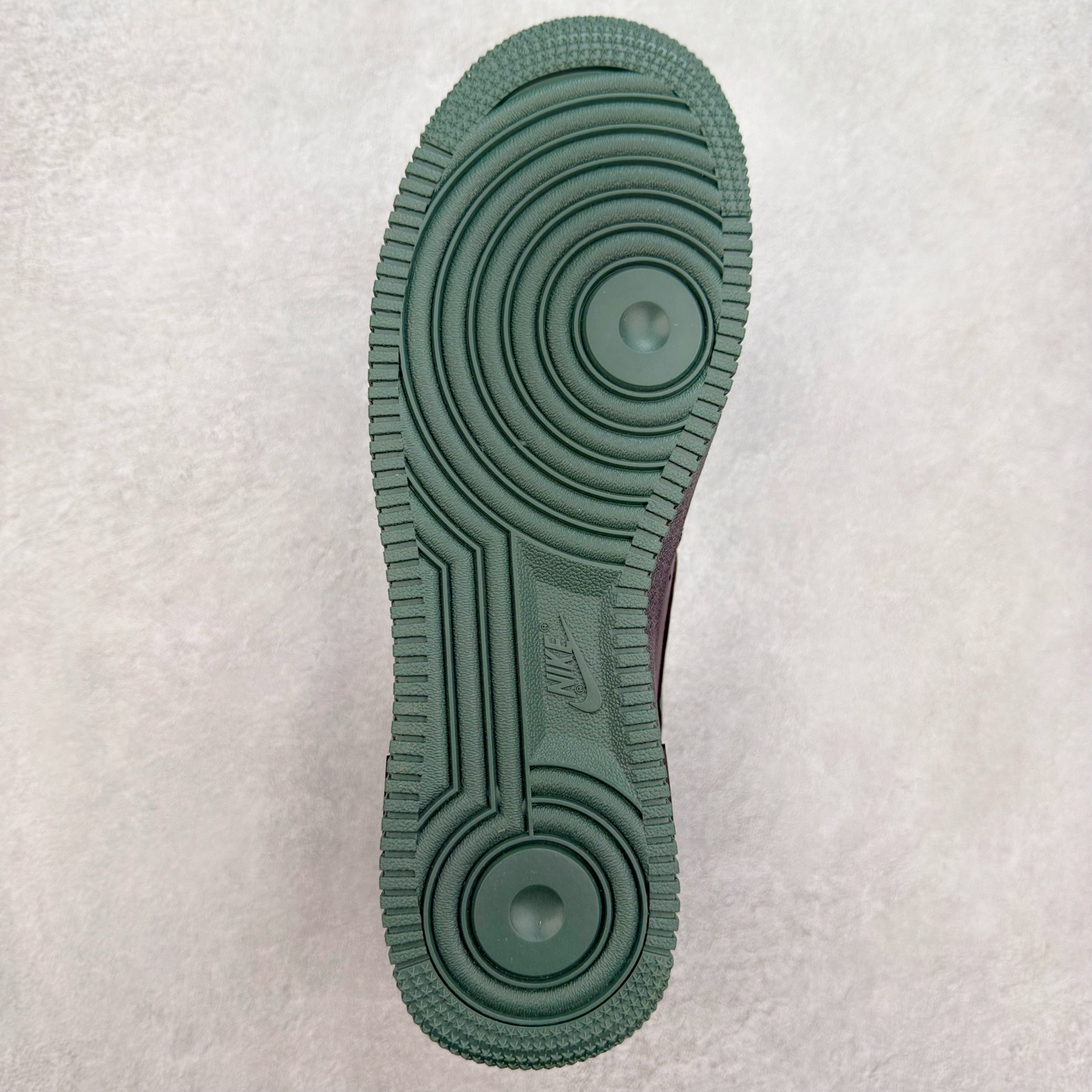 图片[9]-＃XT纯原 NK Air Force 1´07 Low 空军一号低帮百搭休闲运动板鞋 FJ4146-001 顶级批次 2022全新楦头鞋型 鱼鳞大底 历时开发三个月 清洁度完美 二维码鞋标 内置芯片及solo气垫 大底高度及其弧度依照正品 钢印 logo刺绣 鞋口弧度 鞋头长度 鞋面冲孔 鞋垫背胶及钢印 完美鞋型对比正品 每一处都是细节满满 柔软、弹性十足的缓震性能和出色的中底设计 横跨复古与现代的外型结合 造就出风靡全球 三十多年的Force 1 直到今天还深受青睐 实拍调校N版已经零色差零失真 百分百还原实物色彩所见即所得 不存在货不对板色差等低级问题 选购参考实物拍摄 不混卖不参货 只用心做好货严格选品 承诺混一赔十 尺码：36 36.5 37.5 38 38.5 39 40 40.5 41 42 42.5 43 44 44.5 45-选品中心