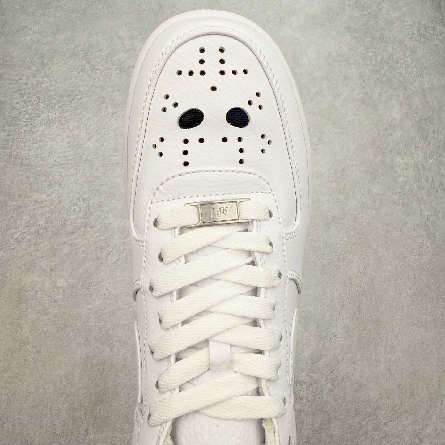 图片[4]-＃XT纯原 NK Air Force 1´07 Low 空军一号低帮百搭休闲运动板鞋 IB4025-100 顶级批次 2022全新楦头鞋型 鱼鳞大底 历时开发三个月 清洁度完美 二维码鞋标 内置芯片及solo气垫 大底高度及其弧度依照正品 钢印 logo刺绣 鞋口弧度 鞋头长度 鞋面冲孔 鞋垫背胶及钢印 完美鞋型对比正品 每一处都是细节满满 柔软、弹性十足的缓震性能和出色的中底设计 横跨复古与现代的外型结合 造就出风靡全球 三十多年的Force 1 直到今天还深受青睐 实拍调校N版已经零色差零失真 百分百还原实物色彩所见即所得 不存在货不对板色差等低级问题 选购参考实物拍摄 不混卖不参货 只用心做好货严格选品 承诺混一赔十 尺码：36 36.5 37.5 38 38.5 39 40 40.5 41 42 42.5 43 44 44.5 45-选品中心