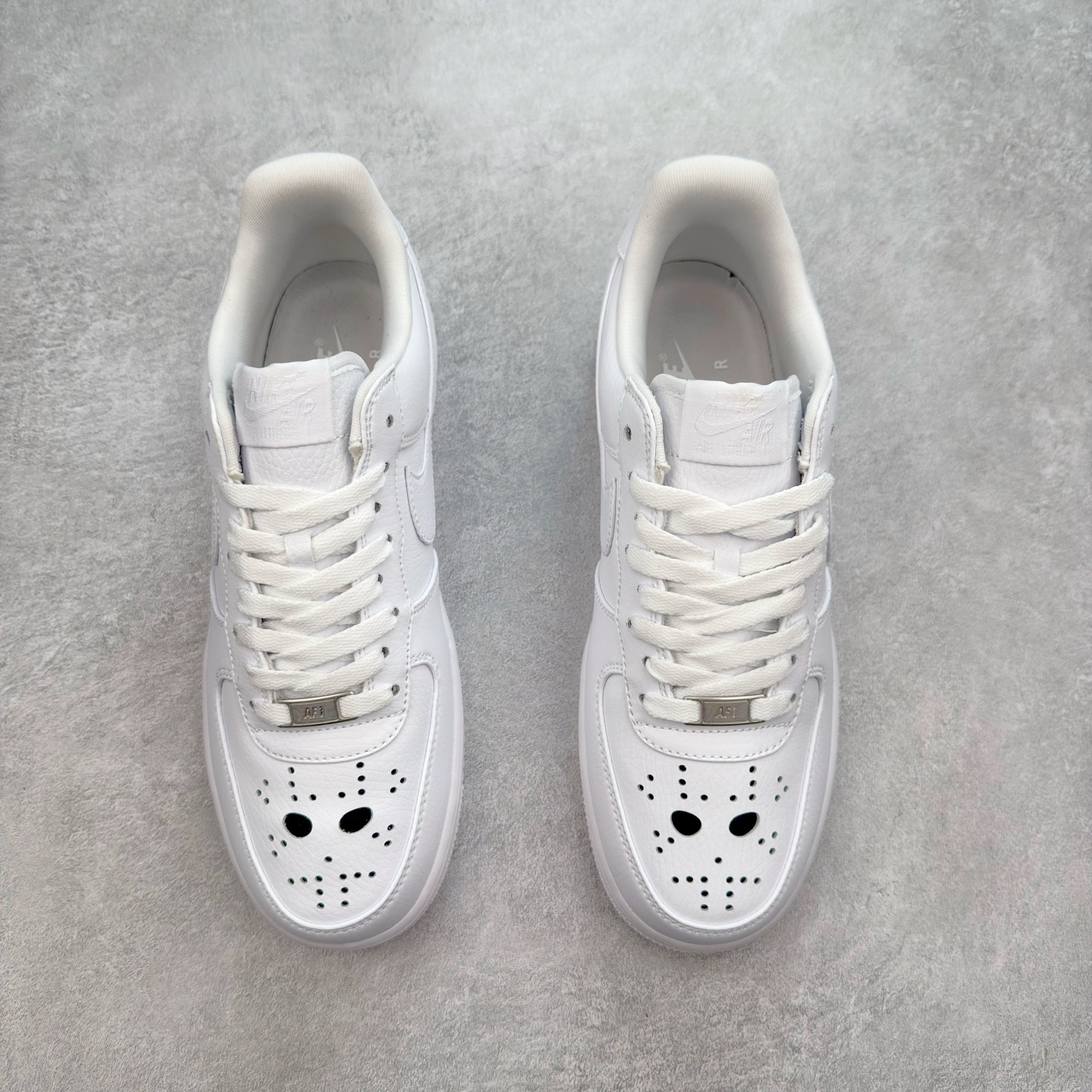 图片[2]-＃XT纯原 NK Air Force 1´07 Low 空军一号低帮百搭休闲运动板鞋 IB4025-100 顶级批次 2022全新楦头鞋型 鱼鳞大底 历时开发三个月 清洁度完美 二维码鞋标 内置芯片及solo气垫 大底高度及其弧度依照正品 钢印 logo刺绣 鞋口弧度 鞋头长度 鞋面冲孔 鞋垫背胶及钢印 完美鞋型对比正品 每一处都是细节满满 柔软、弹性十足的缓震性能和出色的中底设计 横跨复古与现代的外型结合 造就出风靡全球 三十多年的Force 1 直到今天还深受青睐 实拍调校N版已经零色差零失真 百分百还原实物色彩所见即所得 不存在货不对板色差等低级问题 选购参考实物拍摄 不混卖不参货 只用心做好货严格选品 承诺混一赔十 尺码：36 36.5 37.5 38 38.5 39 40 40.5 41 42 42.5 43 44 44.5 45-选品中心