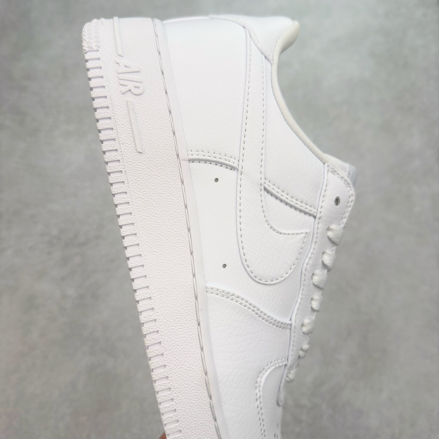 图片[6]-＃XT纯原 NK Air Force 1´07 Low 空军一号低帮百搭休闲运动板鞋 IB4025-100 顶级批次 2022全新楦头鞋型 鱼鳞大底 历时开发三个月 清洁度完美 二维码鞋标 内置芯片及solo气垫 大底高度及其弧度依照正品 钢印 logo刺绣 鞋口弧度 鞋头长度 鞋面冲孔 鞋垫背胶及钢印 完美鞋型对比正品 每一处都是细节满满 柔软、弹性十足的缓震性能和出色的中底设计 横跨复古与现代的外型结合 造就出风靡全球 三十多年的Force 1 直到今天还深受青睐 实拍调校N版已经零色差零失真 百分百还原实物色彩所见即所得 不存在货不对板色差等低级问题 选购参考实物拍摄 不混卖不参货 只用心做好货严格选品 承诺混一赔十 尺码：36 36.5 37.5 38 38.5 39 40 40.5 41 42 42.5 43 44 44.5 45-选品中心