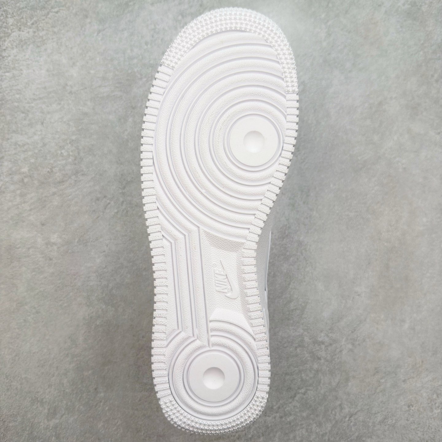 图片[9]-＃XT纯原 NK Air Force 1´07 Low 空军一号低帮百搭休闲运动板鞋 IB4025-100 顶级批次 2022全新楦头鞋型 鱼鳞大底 历时开发三个月 清洁度完美 二维码鞋标 内置芯片及solo气垫 大底高度及其弧度依照正品 钢印 logo刺绣 鞋口弧度 鞋头长度 鞋面冲孔 鞋垫背胶及钢印 完美鞋型对比正品 每一处都是细节满满 柔软、弹性十足的缓震性能和出色的中底设计 横跨复古与现代的外型结合 造就出风靡全球 三十多年的Force 1 直到今天还深受青睐 实拍调校N版已经零色差零失真 百分百还原实物色彩所见即所得 不存在货不对板色差等低级问题 选购参考实物拍摄 不混卖不参货 只用心做好货严格选品 承诺混一赔十 尺码：36 36.5 37.5 38 38.5 39 40 40.5 41 42 42.5 43 44 44.5 45-选品中心