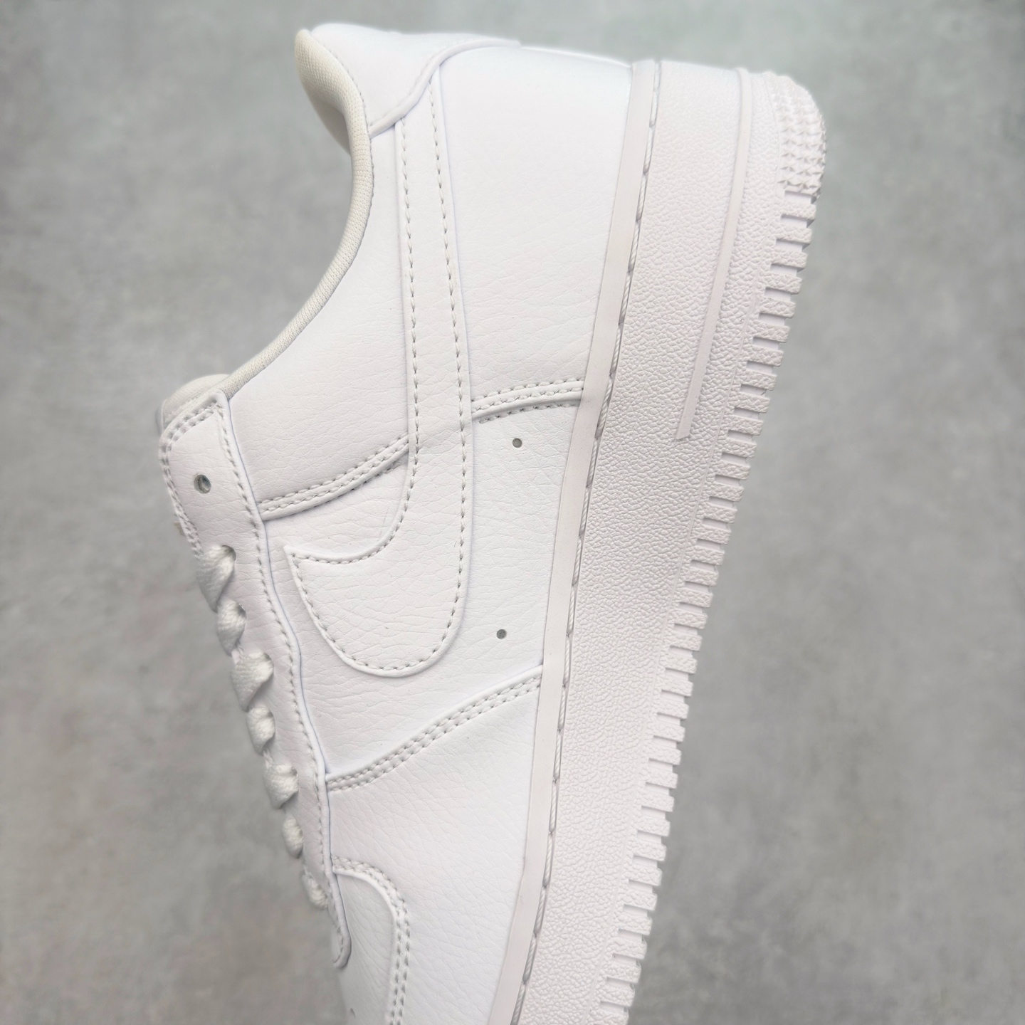 图片[7]-＃XT纯原 NK Air Force 1´07 Low 空军一号低帮百搭休闲运动板鞋 IB4025-100 顶级批次 2022全新楦头鞋型 鱼鳞大底 历时开发三个月 清洁度完美 二维码鞋标 内置芯片及solo气垫 大底高度及其弧度依照正品 钢印 logo刺绣 鞋口弧度 鞋头长度 鞋面冲孔 鞋垫背胶及钢印 完美鞋型对比正品 每一处都是细节满满 柔软、弹性十足的缓震性能和出色的中底设计 横跨复古与现代的外型结合 造就出风靡全球 三十多年的Force 1 直到今天还深受青睐 实拍调校N版已经零色差零失真 百分百还原实物色彩所见即所得 不存在货不对板色差等低级问题 选购参考实物拍摄 不混卖不参货 只用心做好货严格选品 承诺混一赔十 尺码：36 36.5 37.5 38 38.5 39 40 40.5 41 42 42.5 43 44 44.5 45-选品中心