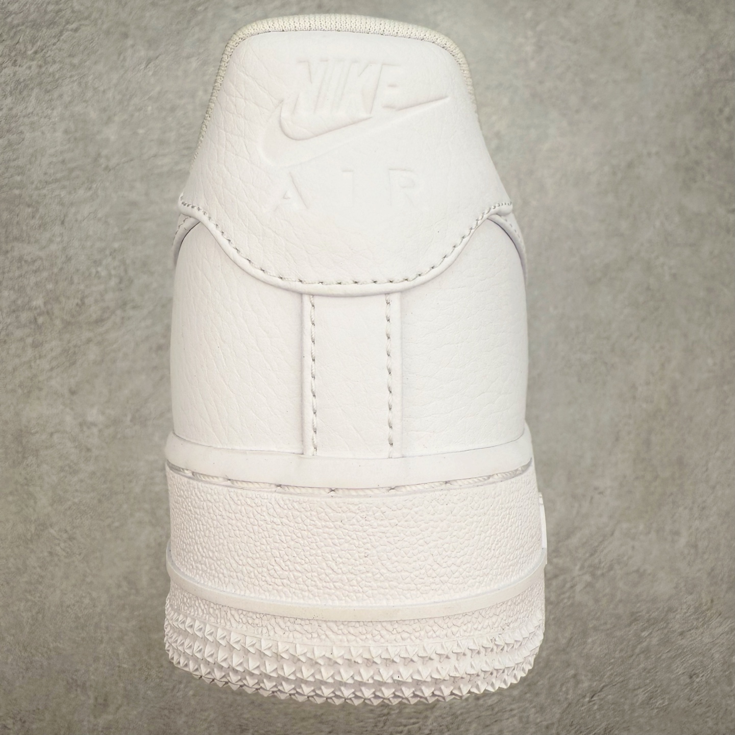 图片[8]-＃XT纯原 NK Air Force 1´07 Low 空军一号低帮百搭休闲运动板鞋 IB4025-100 顶级批次 2022全新楦头鞋型 鱼鳞大底 历时开发三个月 清洁度完美 二维码鞋标 内置芯片及solo气垫 大底高度及其弧度依照正品 钢印 logo刺绣 鞋口弧度 鞋头长度 鞋面冲孔 鞋垫背胶及钢印 完美鞋型对比正品 每一处都是细节满满 柔软、弹性十足的缓震性能和出色的中底设计 横跨复古与现代的外型结合 造就出风靡全球 三十多年的Force 1 直到今天还深受青睐 实拍调校N版已经零色差零失真 百分百还原实物色彩所见即所得 不存在货不对板色差等低级问题 选购参考实物拍摄 不混卖不参货 只用心做好货严格选品 承诺混一赔十 尺码：36 36.5 37.5 38 38.5 39 40 40.5 41 42 42.5 43 44 44.5 45-选品中心