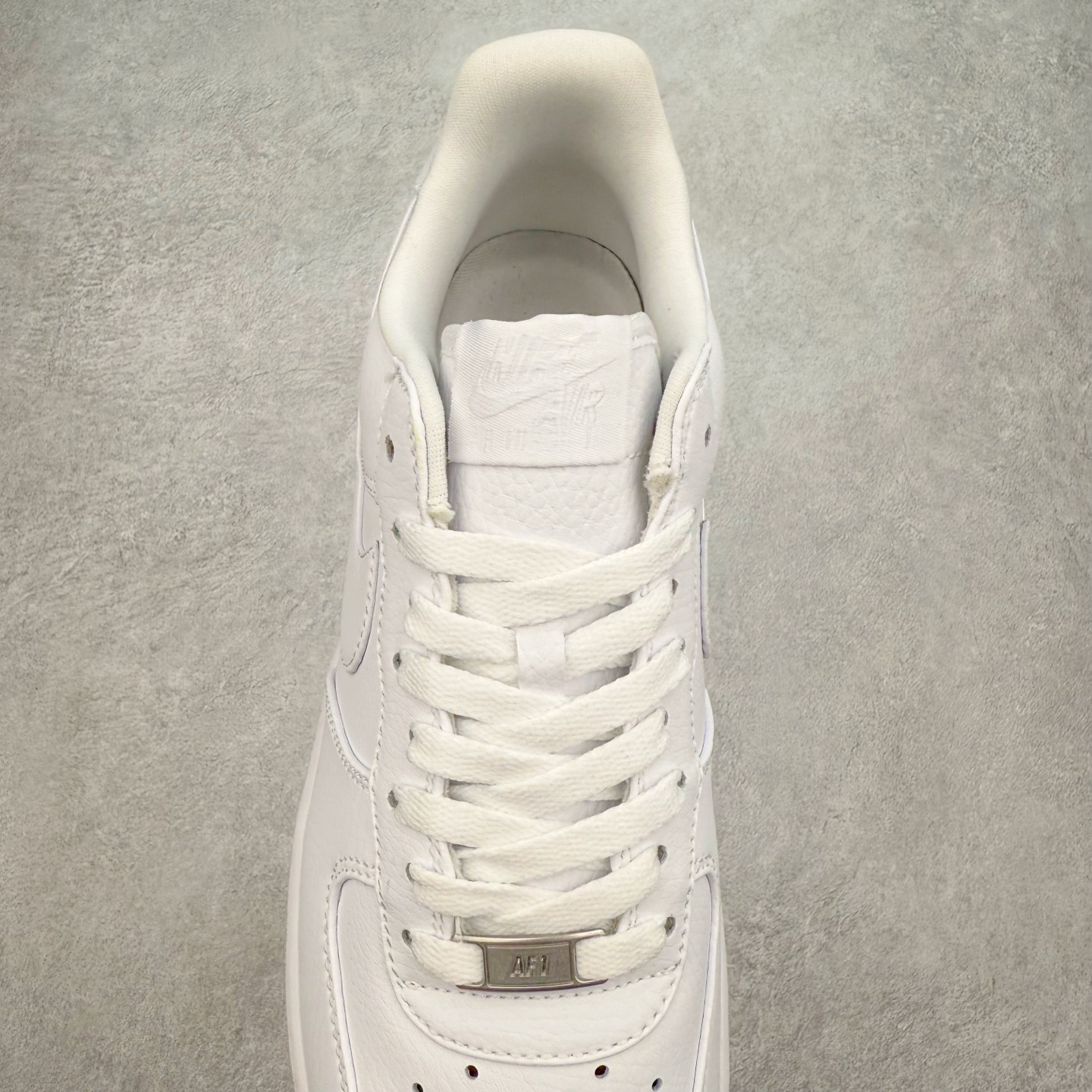 图片[5]-＃XT纯原 NK Air Force 1´07 Low 空军一号低帮百搭休闲运动板鞋 IB4025-100 顶级批次 2022全新楦头鞋型 鱼鳞大底 历时开发三个月 清洁度完美 二维码鞋标 内置芯片及solo气垫 大底高度及其弧度依照正品 钢印 logo刺绣 鞋口弧度 鞋头长度 鞋面冲孔 鞋垫背胶及钢印 完美鞋型对比正品 每一处都是细节满满 柔软、弹性十足的缓震性能和出色的中底设计 横跨复古与现代的外型结合 造就出风靡全球 三十多年的Force 1 直到今天还深受青睐 实拍调校N版已经零色差零失真 百分百还原实物色彩所见即所得 不存在货不对板色差等低级问题 选购参考实物拍摄 不混卖不参货 只用心做好货严格选品 承诺混一赔十 尺码：36 36.5 37.5 38 38.5 39 40 40.5 41 42 42.5 43 44 44.5 45-选品中心