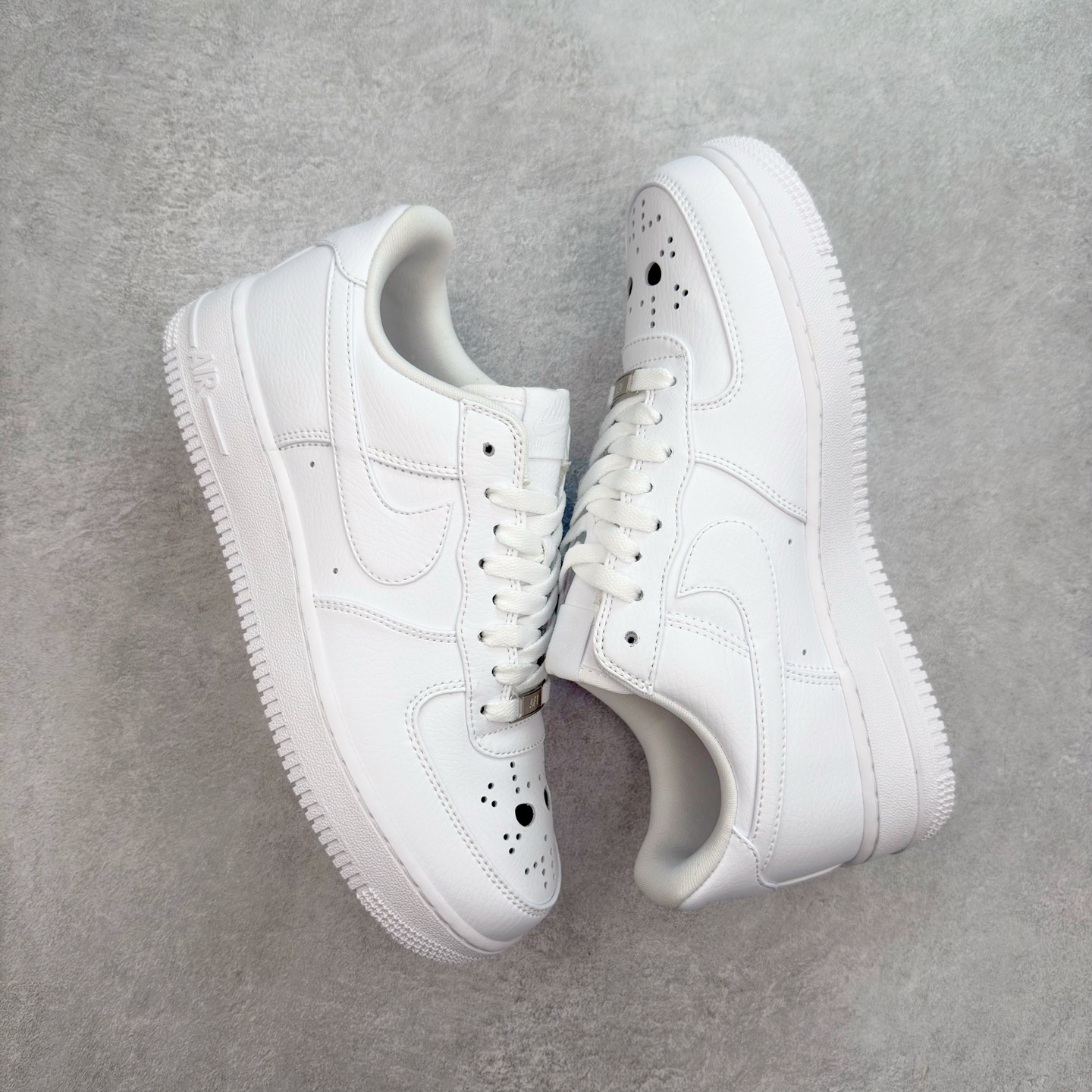 图片[3]-＃XT纯原 NK Air Force 1´07 Low 空军一号低帮百搭休闲运动板鞋 IB4025-100 顶级批次 2022全新楦头鞋型 鱼鳞大底 历时开发三个月 清洁度完美 二维码鞋标 内置芯片及solo气垫 大底高度及其弧度依照正品 钢印 logo刺绣 鞋口弧度 鞋头长度 鞋面冲孔 鞋垫背胶及钢印 完美鞋型对比正品 每一处都是细节满满 柔软、弹性十足的缓震性能和出色的中底设计 横跨复古与现代的外型结合 造就出风靡全球 三十多年的Force 1 直到今天还深受青睐 实拍调校N版已经零色差零失真 百分百还原实物色彩所见即所得 不存在货不对板色差等低级问题 选购参考实物拍摄 不混卖不参货 只用心做好货严格选品 承诺混一赔十 尺码：36 36.5 37.5 38 38.5 39 40 40.5 41 42 42.5 43 44 44.5 45-选品中心