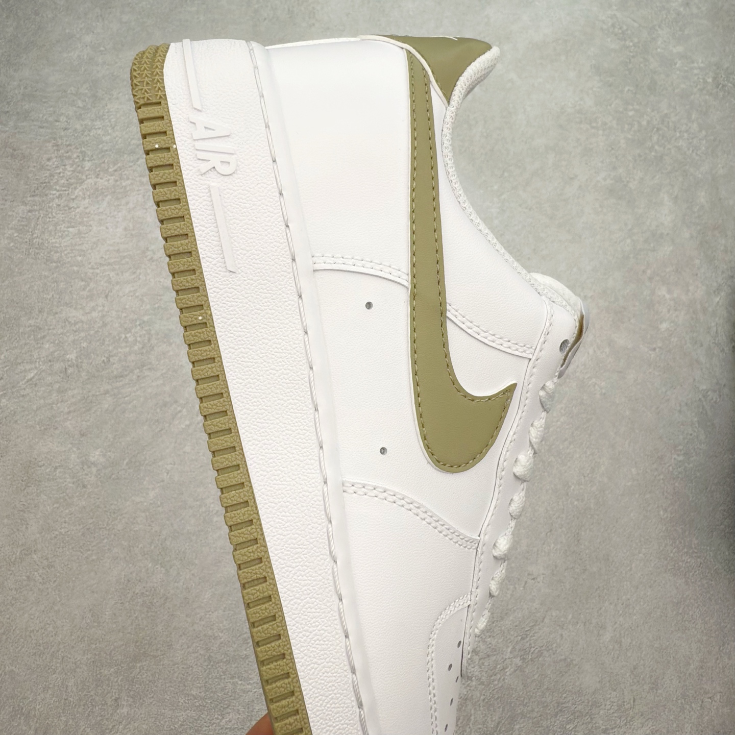 图片[6]-＃XT纯原 NK Air Force 1´07 Low 空军一号低帮百搭休闲运动板鞋 FJ4146-110 顶级批次 2022全新楦头鞋型 鱼鳞大底 历时开发三个月 清洁度完美 二维码鞋标 内置芯片及solo气垫 大底高度及其弧度依照正品 钢印 logo刺绣 鞋口弧度 鞋头长度 鞋面冲孔 鞋垫背胶及钢印 完美鞋型对比正品 每一处都是细节满满 柔软、弹性十足的缓震性能和出色的中底设计 横跨复古与现代的外型结合 造就出风靡全球 三十多年的Force 1 直到今天还深受青睐 实拍调校N版已经零色差零失真 百分百还原实物色彩所见即所得 不存在货不对板色差等低级问题 选购参考实物拍摄 不混卖不参货 只用心做好货严格选品 承诺混一赔十 尺码：36 36.5 37.5 38 38.5 39 40 40.5 41 42 42.5 43 44 44.5 45-选品中心