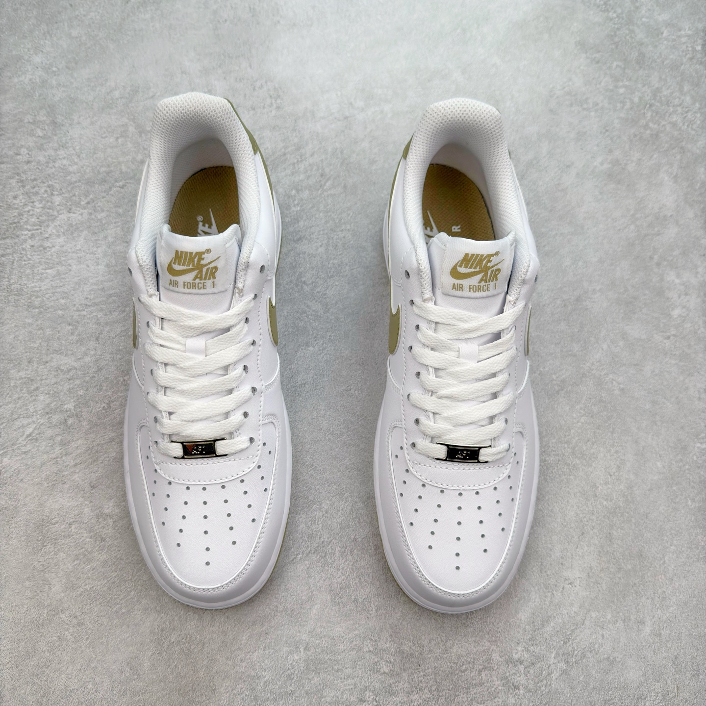 图片[2]-＃XT纯原 NK Air Force 1´07 Low 空军一号低帮百搭休闲运动板鞋 FJ4146-110 顶级批次 2022全新楦头鞋型 鱼鳞大底 历时开发三个月 清洁度完美 二维码鞋标 内置芯片及solo气垫 大底高度及其弧度依照正品 钢印 logo刺绣 鞋口弧度 鞋头长度 鞋面冲孔 鞋垫背胶及钢印 完美鞋型对比正品 每一处都是细节满满 柔软、弹性十足的缓震性能和出色的中底设计 横跨复古与现代的外型结合 造就出风靡全球 三十多年的Force 1 直到今天还深受青睐 实拍调校N版已经零色差零失真 百分百还原实物色彩所见即所得 不存在货不对板色差等低级问题 选购参考实物拍摄 不混卖不参货 只用心做好货严格选品 承诺混一赔十 尺码：36 36.5 37.5 38 38.5 39 40 40.5 41 42 42.5 43 44 44.5 45-选品中心