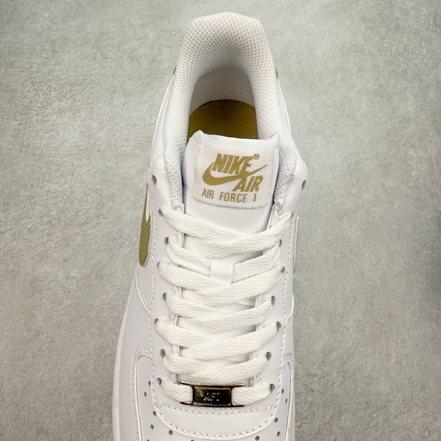 图片[5]-＃XT纯原 NK Air Force 1´07 Low 空军一号低帮百搭休闲运动板鞋 FJ4146-110 顶级批次 2022全新楦头鞋型 鱼鳞大底 历时开发三个月 清洁度完美 二维码鞋标 内置芯片及solo气垫 大底高度及其弧度依照正品 钢印 logo刺绣 鞋口弧度 鞋头长度 鞋面冲孔 鞋垫背胶及钢印 完美鞋型对比正品 每一处都是细节满满 柔软、弹性十足的缓震性能和出色的中底设计 横跨复古与现代的外型结合 造就出风靡全球 三十多年的Force 1 直到今天还深受青睐 实拍调校N版已经零色差零失真 百分百还原实物色彩所见即所得 不存在货不对板色差等低级问题 选购参考实物拍摄 不混卖不参货 只用心做好货严格选品 承诺混一赔十 尺码：36 36.5 37.5 38 38.5 39 40 40.5 41 42 42.5 43 44 44.5 45-选品中心