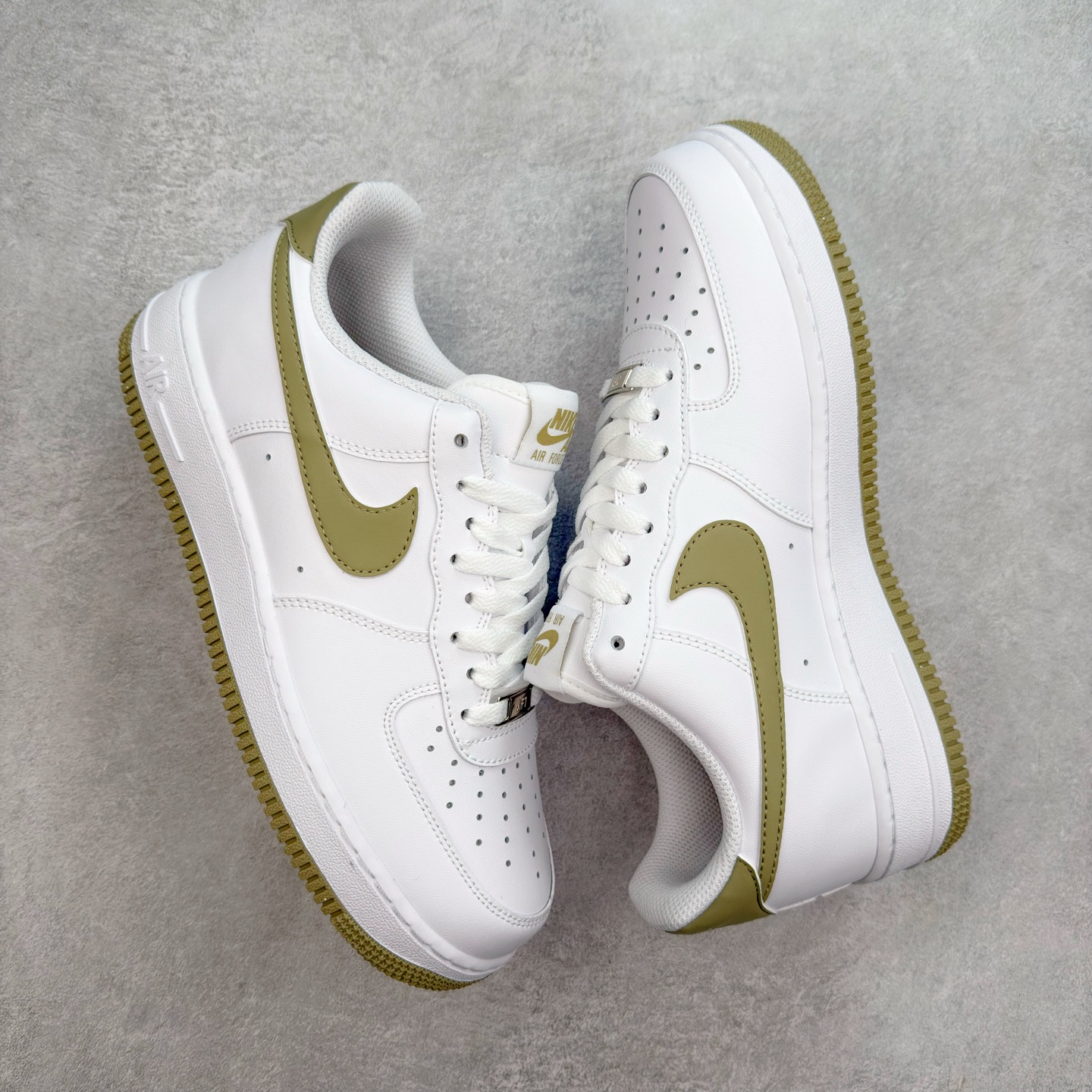 图片[3]-＃XT纯原 NK Air Force 1´07 Low 空军一号低帮百搭休闲运动板鞋 FJ4146-110 顶级批次 2022全新楦头鞋型 鱼鳞大底 历时开发三个月 清洁度完美 二维码鞋标 内置芯片及solo气垫 大底高度及其弧度依照正品 钢印 logo刺绣 鞋口弧度 鞋头长度 鞋面冲孔 鞋垫背胶及钢印 完美鞋型对比正品 每一处都是细节满满 柔软、弹性十足的缓震性能和出色的中底设计 横跨复古与现代的外型结合 造就出风靡全球 三十多年的Force 1 直到今天还深受青睐 实拍调校N版已经零色差零失真 百分百还原实物色彩所见即所得 不存在货不对板色差等低级问题 选购参考实物拍摄 不混卖不参货 只用心做好货严格选品 承诺混一赔十 尺码：36 36.5 37.5 38 38.5 39 40 40.5 41 42 42.5 43 44 44.5 45-选品中心