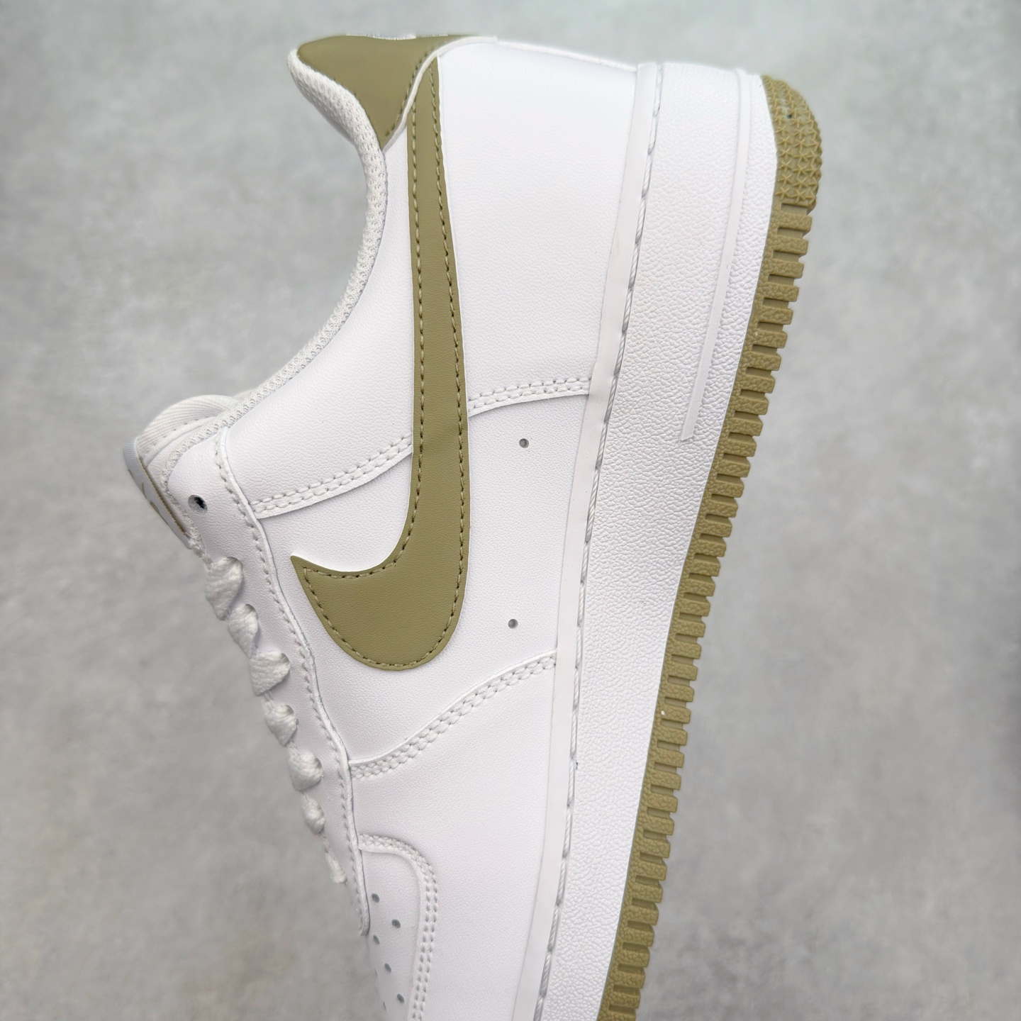 图片[7]-＃XT纯原 NK Air Force 1´07 Low 空军一号低帮百搭休闲运动板鞋 FJ4146-110 顶级批次 2022全新楦头鞋型 鱼鳞大底 历时开发三个月 清洁度完美 二维码鞋标 内置芯片及solo气垫 大底高度及其弧度依照正品 钢印 logo刺绣 鞋口弧度 鞋头长度 鞋面冲孔 鞋垫背胶及钢印 完美鞋型对比正品 每一处都是细节满满 柔软、弹性十足的缓震性能和出色的中底设计 横跨复古与现代的外型结合 造就出风靡全球 三十多年的Force 1 直到今天还深受青睐 实拍调校N版已经零色差零失真 百分百还原实物色彩所见即所得 不存在货不对板色差等低级问题 选购参考实物拍摄 不混卖不参货 只用心做好货严格选品 承诺混一赔十 尺码：36 36.5 37.5 38 38.5 39 40 40.5 41 42 42.5 43 44 44.5 45-选品中心