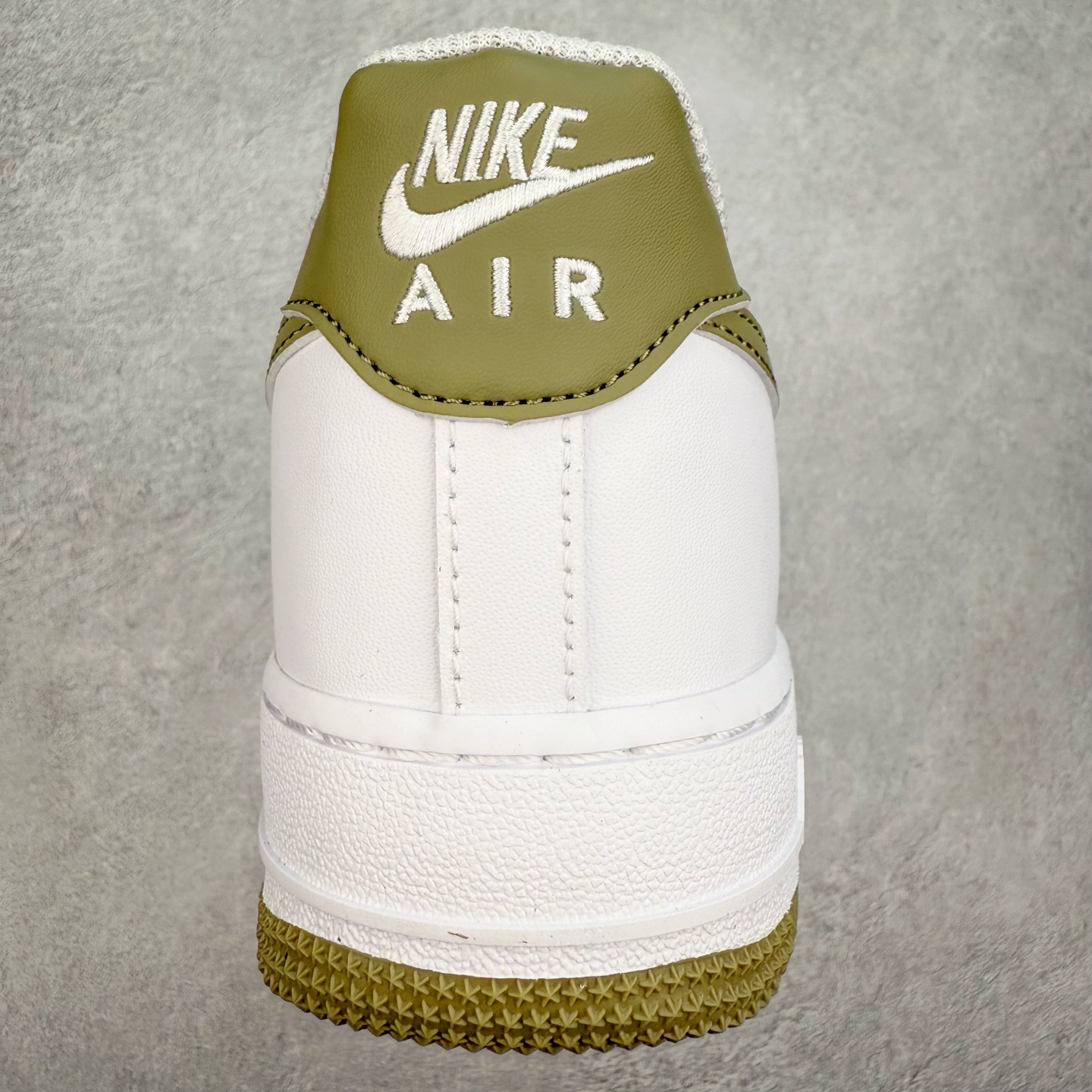 图片[8]-＃XT纯原 NK Air Force 1´07 Low 空军一号低帮百搭休闲运动板鞋 FJ4146-110 顶级批次 2022全新楦头鞋型 鱼鳞大底 历时开发三个月 清洁度完美 二维码鞋标 内置芯片及solo气垫 大底高度及其弧度依照正品 钢印 logo刺绣 鞋口弧度 鞋头长度 鞋面冲孔 鞋垫背胶及钢印 完美鞋型对比正品 每一处都是细节满满 柔软、弹性十足的缓震性能和出色的中底设计 横跨复古与现代的外型结合 造就出风靡全球 三十多年的Force 1 直到今天还深受青睐 实拍调校N版已经零色差零失真 百分百还原实物色彩所见即所得 不存在货不对板色差等低级问题 选购参考实物拍摄 不混卖不参货 只用心做好货严格选品 承诺混一赔十 尺码：36 36.5 37.5 38 38.5 39 40 40.5 41 42 42.5 43 44 44.5 45-选品中心