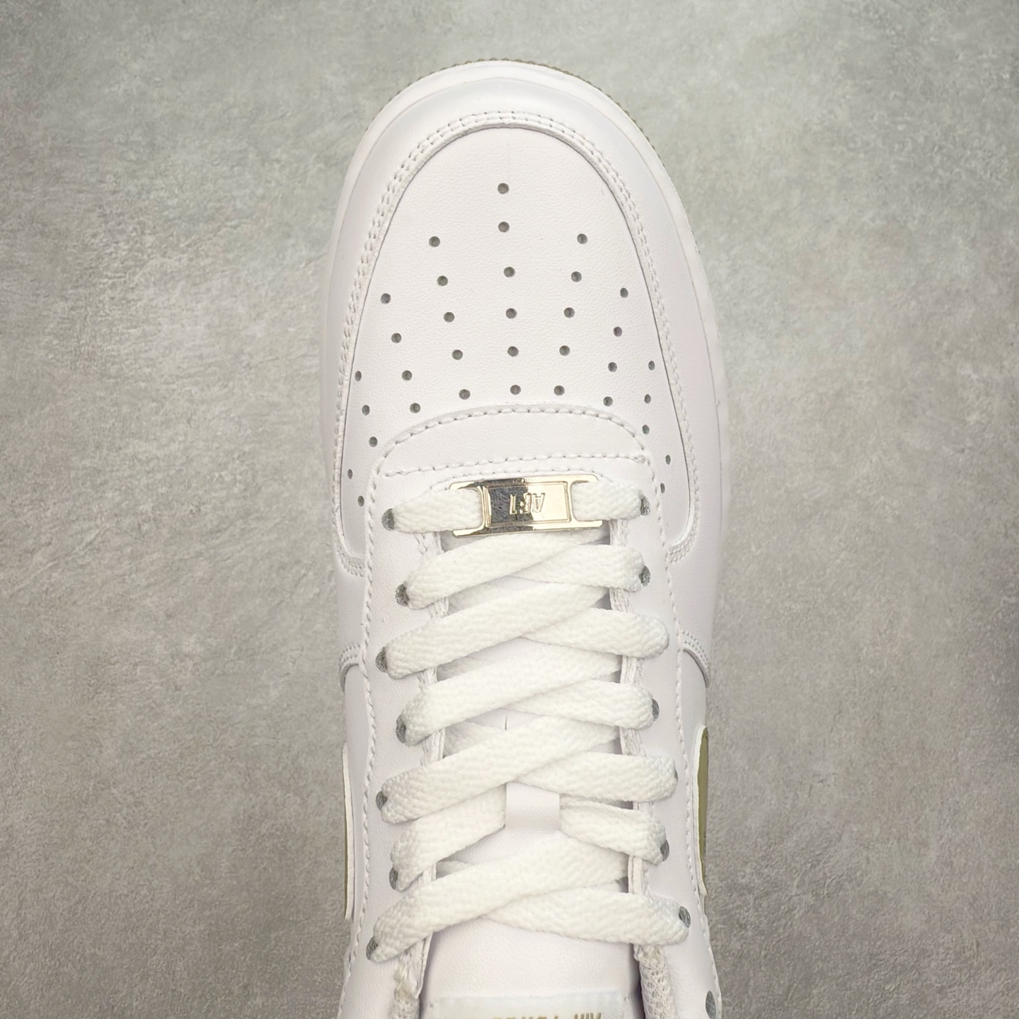 图片[4]-＃XT纯原 NK Air Force 1´07 Low 空军一号低帮百搭休闲运动板鞋 FJ4146-110 顶级批次 2022全新楦头鞋型 鱼鳞大底 历时开发三个月 清洁度完美 二维码鞋标 内置芯片及solo气垫 大底高度及其弧度依照正品 钢印 logo刺绣 鞋口弧度 鞋头长度 鞋面冲孔 鞋垫背胶及钢印 完美鞋型对比正品 每一处都是细节满满 柔软、弹性十足的缓震性能和出色的中底设计 横跨复古与现代的外型结合 造就出风靡全球 三十多年的Force 1 直到今天还深受青睐 实拍调校N版已经零色差零失真 百分百还原实物色彩所见即所得 不存在货不对板色差等低级问题 选购参考实物拍摄 不混卖不参货 只用心做好货严格选品 承诺混一赔十 尺码：36 36.5 37.5 38 38.5 39 40 40.5 41 42 42.5 43 44 44.5 45-选品中心