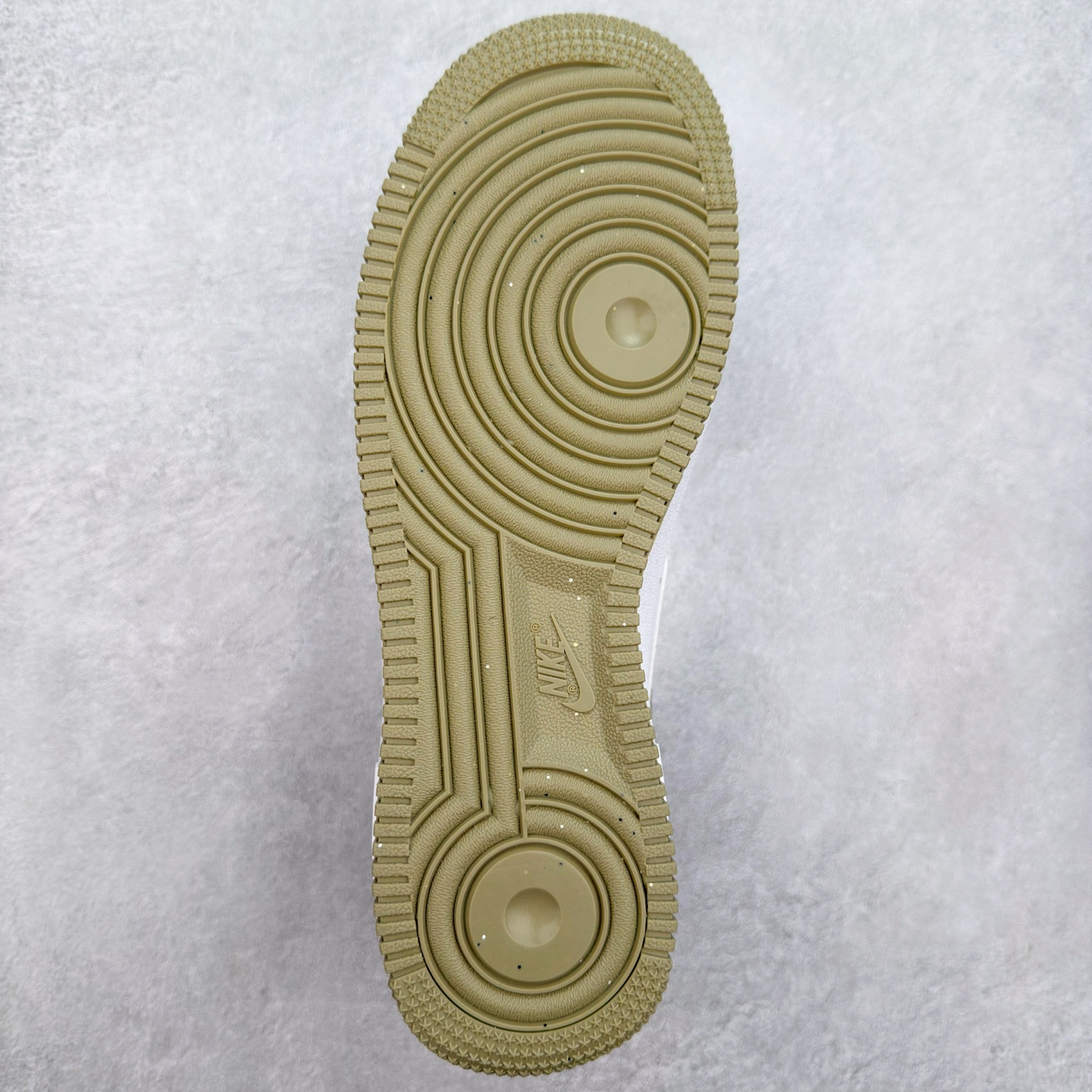 图片[9]-＃XT纯原 NK Air Force 1´07 Low 空军一号低帮百搭休闲运动板鞋 FJ4146-110 顶级批次 2022全新楦头鞋型 鱼鳞大底 历时开发三个月 清洁度完美 二维码鞋标 内置芯片及solo气垫 大底高度及其弧度依照正品 钢印 logo刺绣 鞋口弧度 鞋头长度 鞋面冲孔 鞋垫背胶及钢印 完美鞋型对比正品 每一处都是细节满满 柔软、弹性十足的缓震性能和出色的中底设计 横跨复古与现代的外型结合 造就出风靡全球 三十多年的Force 1 直到今天还深受青睐 实拍调校N版已经零色差零失真 百分百还原实物色彩所见即所得 不存在货不对板色差等低级问题 选购参考实物拍摄 不混卖不参货 只用心做好货严格选品 承诺混一赔十 尺码：36 36.5 37.5 38 38.5 39 40 40.5 41 42 42.5 43 44 44.5 45-选品中心