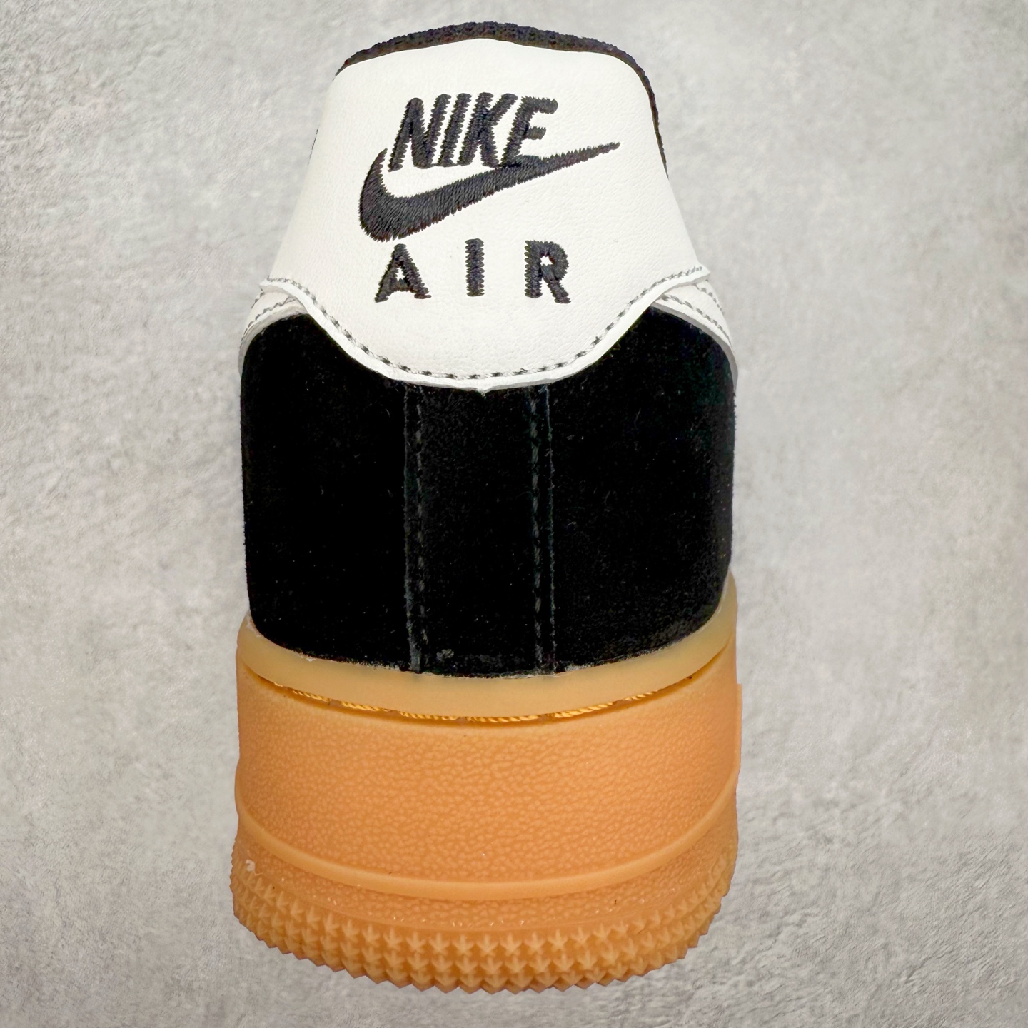 图片[8]-＃XT纯原 NK Air Force 1´07 Low 空军一号低帮百搭休闲运动板鞋 FQ8714-004 顶级批次 2022全新楦头鞋型 鱼鳞大底 历时开发三个月 清洁度完美 二维码鞋标 内置芯片及solo气垫 大底高度及其弧度依照正品 钢印 logo刺绣 鞋口弧度 鞋头长度 鞋面冲孔 鞋垫背胶及钢印 完美鞋型对比正品 每一处都是细节满满 柔软、弹性十足的缓震性能和出色的中底设计 横跨复古与现代的外型结合 造就出风靡全球 三十多年的Force 1 直到今天还深受青睐 实拍调校N版已经零色差零失真 百分百还原实物色彩所见即所得 不存在货不对板色差等低级问题 选购参考实物拍摄 不混卖不参货 只用心做好货严格选品 承诺混一赔十 尺码：36 36.5 37.5 38 38.5 39 40 40.5 41 42 42.5 43 44 44.5 45-选品中心