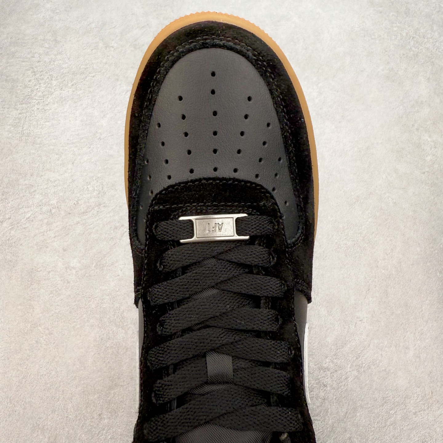 图片[4]-＃XT纯原 NK Air Force 1´07 Low 空军一号低帮百搭休闲运动板鞋 FQ8714-004 顶级批次 2022全新楦头鞋型 鱼鳞大底 历时开发三个月 清洁度完美 二维码鞋标 内置芯片及solo气垫 大底高度及其弧度依照正品 钢印 logo刺绣 鞋口弧度 鞋头长度 鞋面冲孔 鞋垫背胶及钢印 完美鞋型对比正品 每一处都是细节满满 柔软、弹性十足的缓震性能和出色的中底设计 横跨复古与现代的外型结合 造就出风靡全球 三十多年的Force 1 直到今天还深受青睐 实拍调校N版已经零色差零失真 百分百还原实物色彩所见即所得 不存在货不对板色差等低级问题 选购参考实物拍摄 不混卖不参货 只用心做好货严格选品 承诺混一赔十 尺码：36 36.5 37.5 38 38.5 39 40 40.5 41 42 42.5 43 44 44.5 45-选品中心