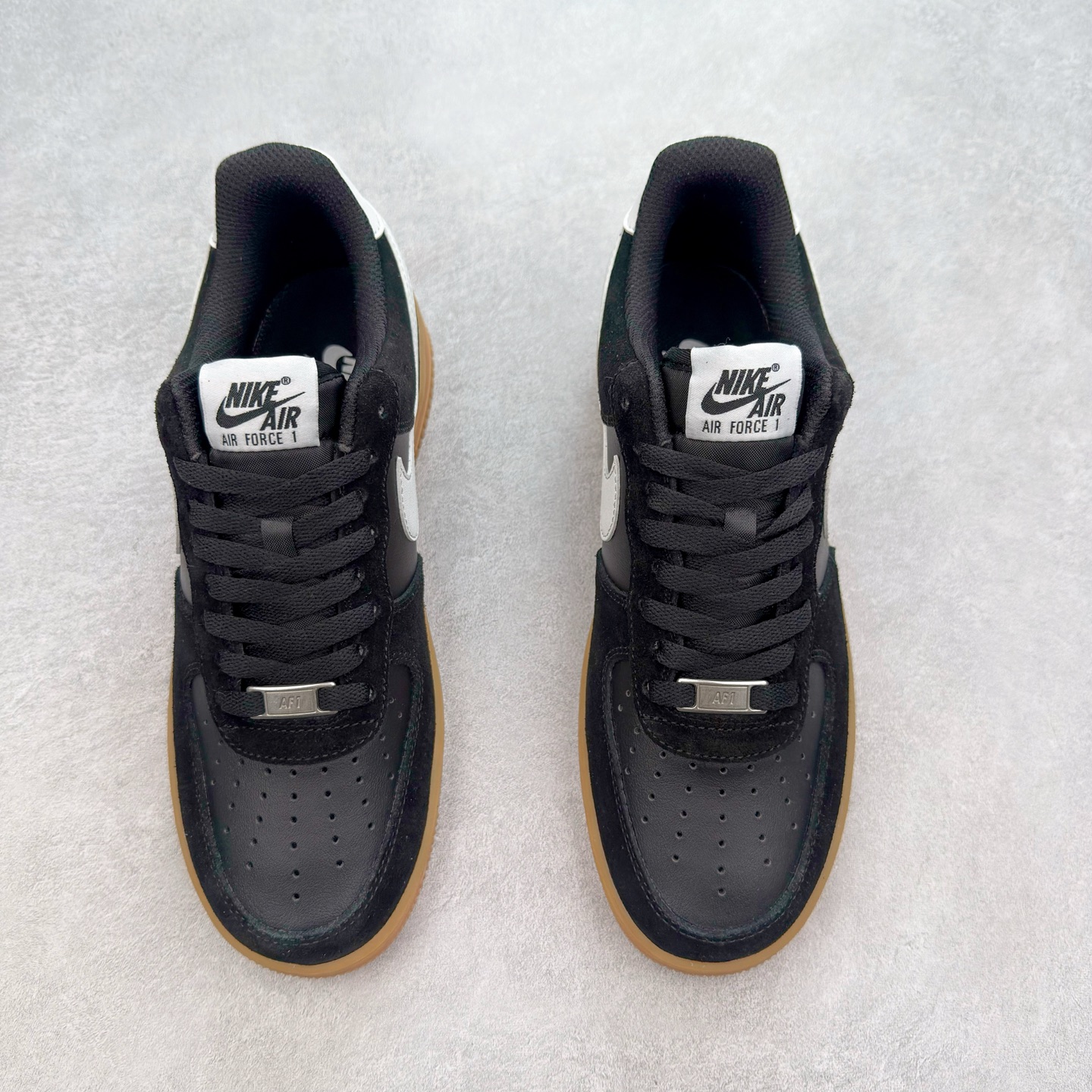 图片[2]-＃XT纯原 NK Air Force 1´07 Low 空军一号低帮百搭休闲运动板鞋 FQ8714-004 顶级批次 2022全新楦头鞋型 鱼鳞大底 历时开发三个月 清洁度完美 二维码鞋标 内置芯片及solo气垫 大底高度及其弧度依照正品 钢印 logo刺绣 鞋口弧度 鞋头长度 鞋面冲孔 鞋垫背胶及钢印 完美鞋型对比正品 每一处都是细节满满 柔软、弹性十足的缓震性能和出色的中底设计 横跨复古与现代的外型结合 造就出风靡全球 三十多年的Force 1 直到今天还深受青睐 实拍调校N版已经零色差零失真 百分百还原实物色彩所见即所得 不存在货不对板色差等低级问题 选购参考实物拍摄 不混卖不参货 只用心做好货严格选品 承诺混一赔十 尺码：36 36.5 37.5 38 38.5 39 40 40.5 41 42 42.5 43 44 44.5 45-选品中心