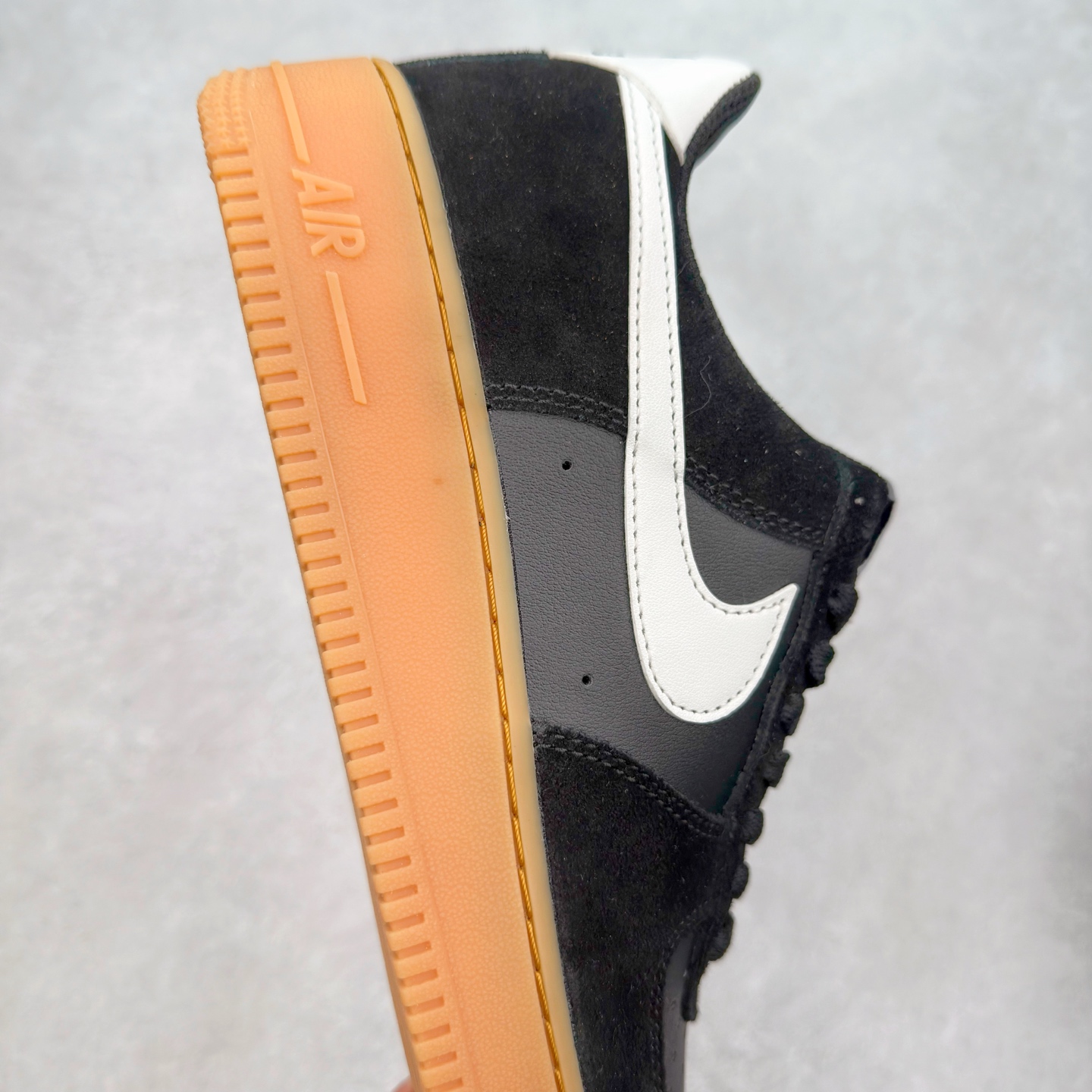 图片[6]-＃XT纯原 NK Air Force 1´07 Low 空军一号低帮百搭休闲运动板鞋 FQ8714-004 顶级批次 2022全新楦头鞋型 鱼鳞大底 历时开发三个月 清洁度完美 二维码鞋标 内置芯片及solo气垫 大底高度及其弧度依照正品 钢印 logo刺绣 鞋口弧度 鞋头长度 鞋面冲孔 鞋垫背胶及钢印 完美鞋型对比正品 每一处都是细节满满 柔软、弹性十足的缓震性能和出色的中底设计 横跨复古与现代的外型结合 造就出风靡全球 三十多年的Force 1 直到今天还深受青睐 实拍调校N版已经零色差零失真 百分百还原实物色彩所见即所得 不存在货不对板色差等低级问题 选购参考实物拍摄 不混卖不参货 只用心做好货严格选品 承诺混一赔十 尺码：36 36.5 37.5 38 38.5 39 40 40.5 41 42 42.5 43 44 44.5 45-选品中心