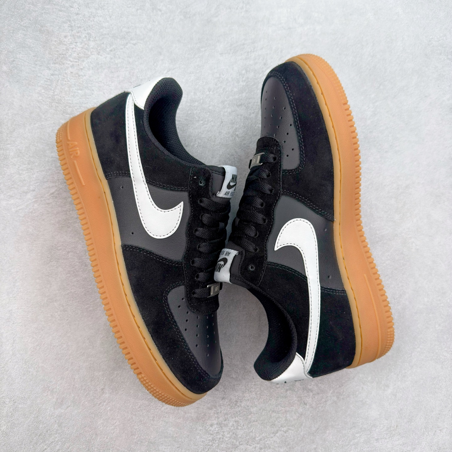 图片[3]-＃XT纯原 NK Air Force 1´07 Low 空军一号低帮百搭休闲运动板鞋 FQ8714-004 顶级批次 2022全新楦头鞋型 鱼鳞大底 历时开发三个月 清洁度完美 二维码鞋标 内置芯片及solo气垫 大底高度及其弧度依照正品 钢印 logo刺绣 鞋口弧度 鞋头长度 鞋面冲孔 鞋垫背胶及钢印 完美鞋型对比正品 每一处都是细节满满 柔软、弹性十足的缓震性能和出色的中底设计 横跨复古与现代的外型结合 造就出风靡全球 三十多年的Force 1 直到今天还深受青睐 实拍调校N版已经零色差零失真 百分百还原实物色彩所见即所得 不存在货不对板色差等低级问题 选购参考实物拍摄 不混卖不参货 只用心做好货严格选品 承诺混一赔十 尺码：36 36.5 37.5 38 38.5 39 40 40.5 41 42 42.5 43 44 44.5 45-选品中心