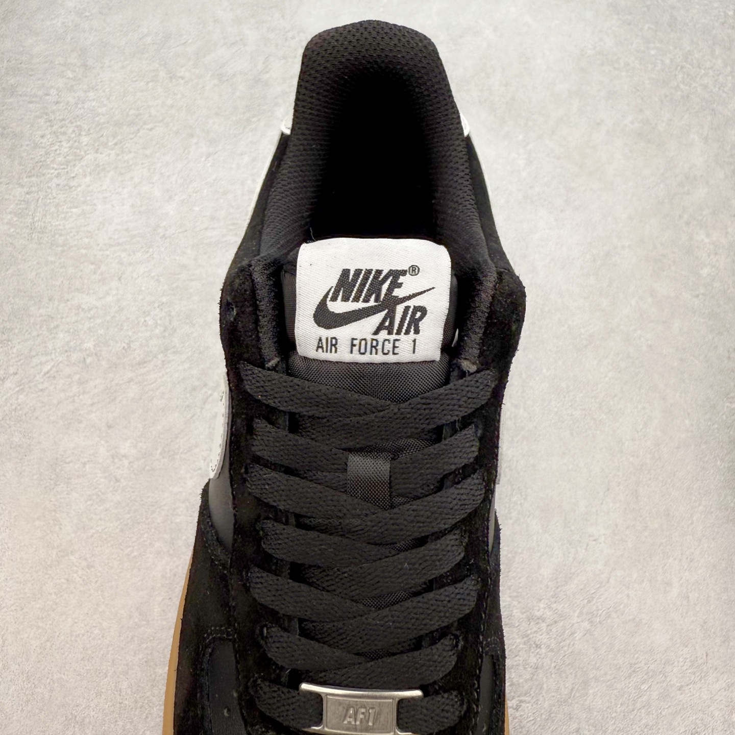 图片[5]-＃XT纯原 NK Air Force 1´07 Low 空军一号低帮百搭休闲运动板鞋 FQ8714-004 顶级批次 2022全新楦头鞋型 鱼鳞大底 历时开发三个月 清洁度完美 二维码鞋标 内置芯片及solo气垫 大底高度及其弧度依照正品 钢印 logo刺绣 鞋口弧度 鞋头长度 鞋面冲孔 鞋垫背胶及钢印 完美鞋型对比正品 每一处都是细节满满 柔软、弹性十足的缓震性能和出色的中底设计 横跨复古与现代的外型结合 造就出风靡全球 三十多年的Force 1 直到今天还深受青睐 实拍调校N版已经零色差零失真 百分百还原实物色彩所见即所得 不存在货不对板色差等低级问题 选购参考实物拍摄 不混卖不参货 只用心做好货严格选品 承诺混一赔十 尺码：36 36.5 37.5 38 38.5 39 40 40.5 41 42 42.5 43 44 44.5 45-选品中心