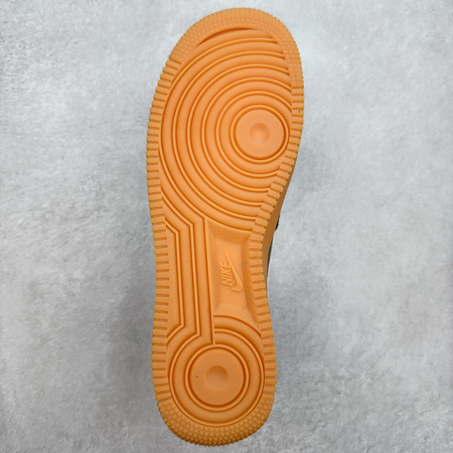 图片[9]-＃XT纯原 NK Air Force 1´07 Low 空军一号低帮百搭休闲运动板鞋 FQ8714-004 顶级批次 2022全新楦头鞋型 鱼鳞大底 历时开发三个月 清洁度完美 二维码鞋标 内置芯片及solo气垫 大底高度及其弧度依照正品 钢印 logo刺绣 鞋口弧度 鞋头长度 鞋面冲孔 鞋垫背胶及钢印 完美鞋型对比正品 每一处都是细节满满 柔软、弹性十足的缓震性能和出色的中底设计 横跨复古与现代的外型结合 造就出风靡全球 三十多年的Force 1 直到今天还深受青睐 实拍调校N版已经零色差零失真 百分百还原实物色彩所见即所得 不存在货不对板色差等低级问题 选购参考实物拍摄 不混卖不参货 只用心做好货严格选品 承诺混一赔十 尺码：36 36.5 37.5 38 38.5 39 40 40.5 41 42 42.5 43 44 44.5 45-选品中心