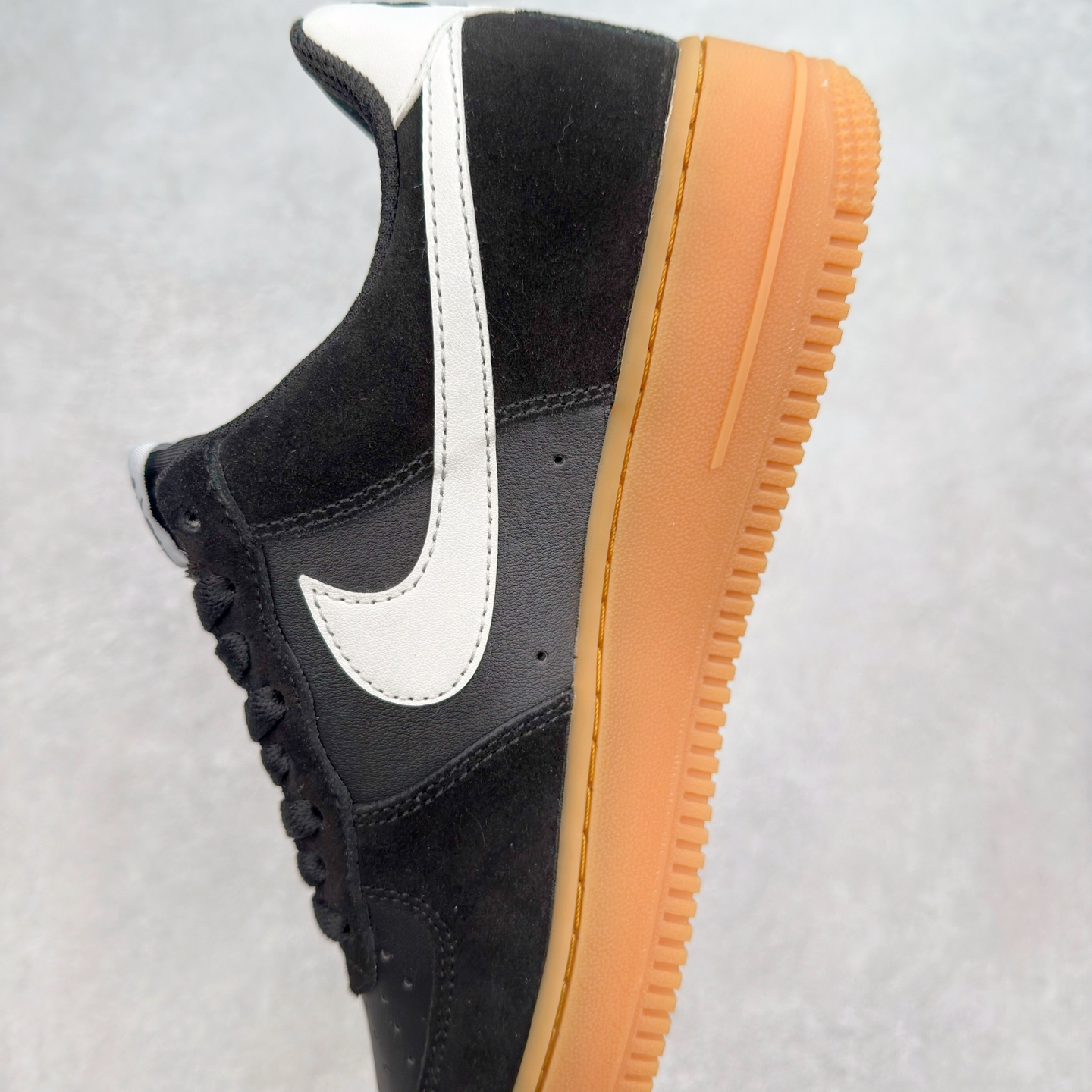 图片[7]-＃XT纯原 NK Air Force 1´07 Low 空军一号低帮百搭休闲运动板鞋 FQ8714-004 顶级批次 2022全新楦头鞋型 鱼鳞大底 历时开发三个月 清洁度完美 二维码鞋标 内置芯片及solo气垫 大底高度及其弧度依照正品 钢印 logo刺绣 鞋口弧度 鞋头长度 鞋面冲孔 鞋垫背胶及钢印 完美鞋型对比正品 每一处都是细节满满 柔软、弹性十足的缓震性能和出色的中底设计 横跨复古与现代的外型结合 造就出风靡全球 三十多年的Force 1 直到今天还深受青睐 实拍调校N版已经零色差零失真 百分百还原实物色彩所见即所得 不存在货不对板色差等低级问题 选购参考实物拍摄 不混卖不参货 只用心做好货严格选品 承诺混一赔十 尺码：36 36.5 37.5 38 38.5 39 40 40.5 41 42 42.5 43 44 44.5 45-选品中心