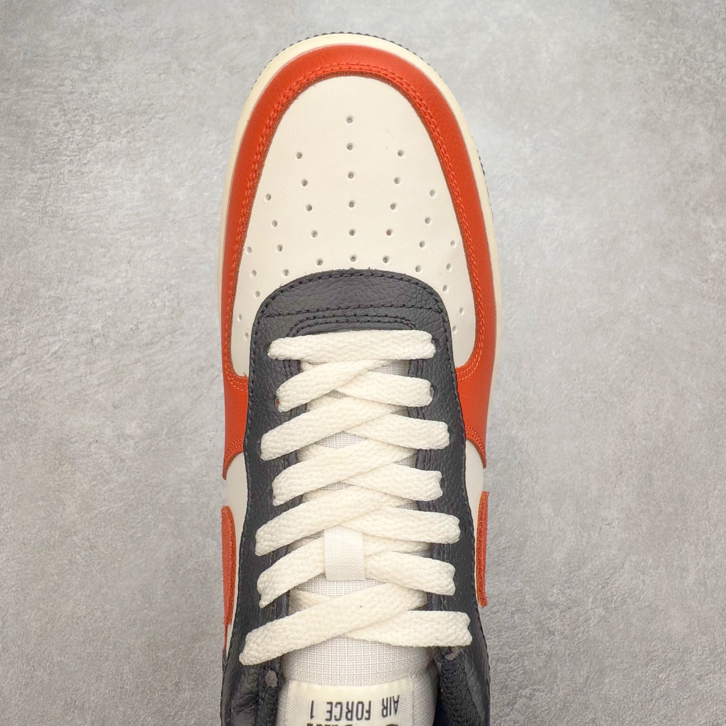 图片[4]-＃XT纯原 NK Air Force 1´07 Low 空军一号低帮百搭休闲运动板鞋 HQ4987-010 顶级批次 2022全新楦头鞋型 鱼鳞大底 历时开发三个月 清洁度完美 二维码鞋标 内置芯片及solo气垫 大底高度及其弧度依照正品 钢印 logo刺绣 鞋口弧度 鞋头长度 鞋面冲孔 鞋垫背胶及钢印 完美鞋型对比正品 每一处都是细节满满 柔软、弹性十足的缓震性能和出色的中底设计 横跨复古与现代的外型结合 造就出风靡全球 三十多年的Force 1 直到今天还深受青睐 实拍调校N版已经零色差零失真 百分百还原实物色彩所见即所得 不存在货不对板色差等低级问题 选购参考实物拍摄 不混卖不参货 只用心做好货严格选品 承诺混一赔十 尺码：36 36.5 37.5 38 38.5 39 40 40.5 41 42 42.5 43 44 44.5 45-选品中心
