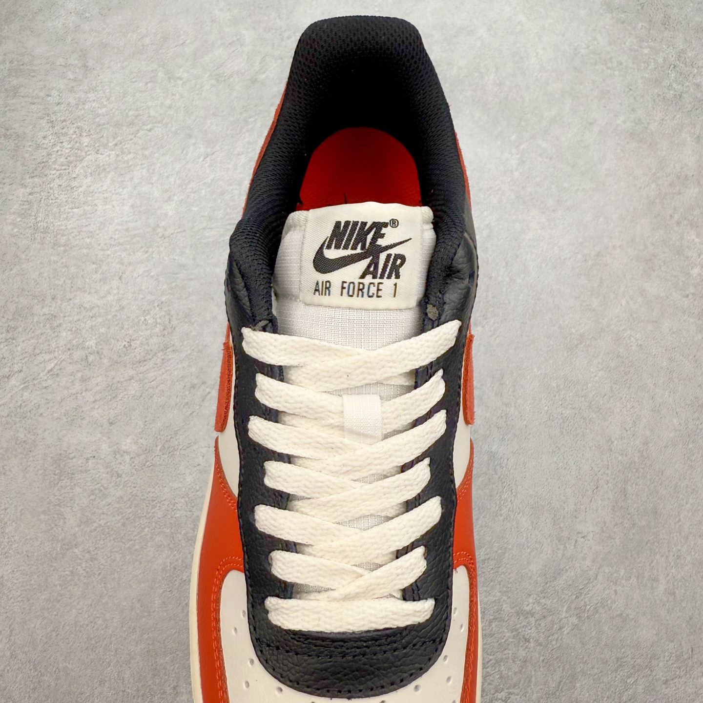 图片[5]-＃XT纯原 NK Air Force 1´07 Low 空军一号低帮百搭休闲运动板鞋 HQ4987-010 顶级批次 2022全新楦头鞋型 鱼鳞大底 历时开发三个月 清洁度完美 二维码鞋标 内置芯片及solo气垫 大底高度及其弧度依照正品 钢印 logo刺绣 鞋口弧度 鞋头长度 鞋面冲孔 鞋垫背胶及钢印 完美鞋型对比正品 每一处都是细节满满 柔软、弹性十足的缓震性能和出色的中底设计 横跨复古与现代的外型结合 造就出风靡全球 三十多年的Force 1 直到今天还深受青睐 实拍调校N版已经零色差零失真 百分百还原实物色彩所见即所得 不存在货不对板色差等低级问题 选购参考实物拍摄 不混卖不参货 只用心做好货严格选品 承诺混一赔十 尺码：36 36.5 37.5 38 38.5 39 40 40.5 41 42 42.5 43 44 44.5 45-选品中心