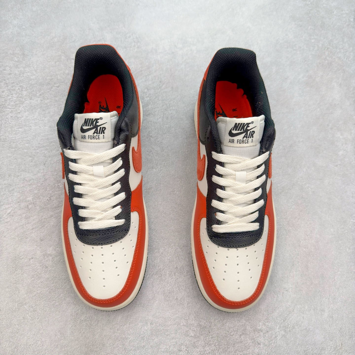 图片[2]-＃XT纯原 NK Air Force 1´07 Low 空军一号低帮百搭休闲运动板鞋 HQ4987-010 顶级批次 2022全新楦头鞋型 鱼鳞大底 历时开发三个月 清洁度完美 二维码鞋标 内置芯片及solo气垫 大底高度及其弧度依照正品 钢印 logo刺绣 鞋口弧度 鞋头长度 鞋面冲孔 鞋垫背胶及钢印 完美鞋型对比正品 每一处都是细节满满 柔软、弹性十足的缓震性能和出色的中底设计 横跨复古与现代的外型结合 造就出风靡全球 三十多年的Force 1 直到今天还深受青睐 实拍调校N版已经零色差零失真 百分百还原实物色彩所见即所得 不存在货不对板色差等低级问题 选购参考实物拍摄 不混卖不参货 只用心做好货严格选品 承诺混一赔十 尺码：36 36.5 37.5 38 38.5 39 40 40.5 41 42 42.5 43 44 44.5 45-选品中心