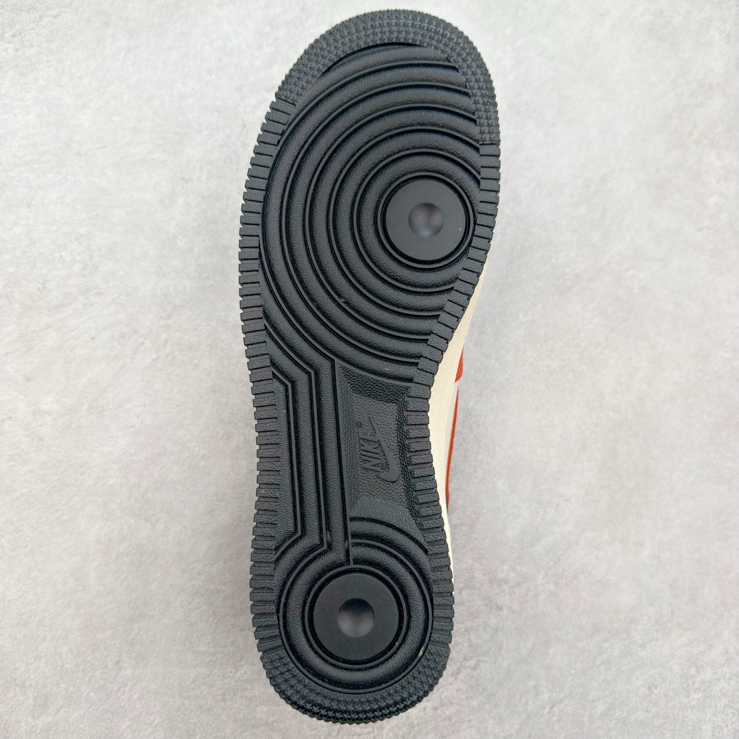 图片[9]-＃XT纯原 NK Air Force 1´07 Low 空军一号低帮百搭休闲运动板鞋 HQ4987-010 顶级批次 2022全新楦头鞋型 鱼鳞大底 历时开发三个月 清洁度完美 二维码鞋标 内置芯片及solo气垫 大底高度及其弧度依照正品 钢印 logo刺绣 鞋口弧度 鞋头长度 鞋面冲孔 鞋垫背胶及钢印 完美鞋型对比正品 每一处都是细节满满 柔软、弹性十足的缓震性能和出色的中底设计 横跨复古与现代的外型结合 造就出风靡全球 三十多年的Force 1 直到今天还深受青睐 实拍调校N版已经零色差零失真 百分百还原实物色彩所见即所得 不存在货不对板色差等低级问题 选购参考实物拍摄 不混卖不参货 只用心做好货严格选品 承诺混一赔十 尺码：36 36.5 37.5 38 38.5 39 40 40.5 41 42 42.5 43 44 44.5 45-选品中心