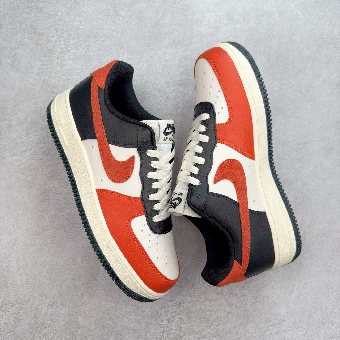 图片[3]-＃XT纯原 NK Air Force 1´07 Low 空军一号低帮百搭休闲运动板鞋 HQ4987-010 顶级批次 2022全新楦头鞋型 鱼鳞大底 历时开发三个月 清洁度完美 二维码鞋标 内置芯片及solo气垫 大底高度及其弧度依照正品 钢印 logo刺绣 鞋口弧度 鞋头长度 鞋面冲孔 鞋垫背胶及钢印 完美鞋型对比正品 每一处都是细节满满 柔软、弹性十足的缓震性能和出色的中底设计 横跨复古与现代的外型结合 造就出风靡全球 三十多年的Force 1 直到今天还深受青睐 实拍调校N版已经零色差零失真 百分百还原实物色彩所见即所得 不存在货不对板色差等低级问题 选购参考实物拍摄 不混卖不参货 只用心做好货严格选品 承诺混一赔十 尺码：36 36.5 37.5 38 38.5 39 40 40.5 41 42 42.5 43 44 44.5 45-选品中心