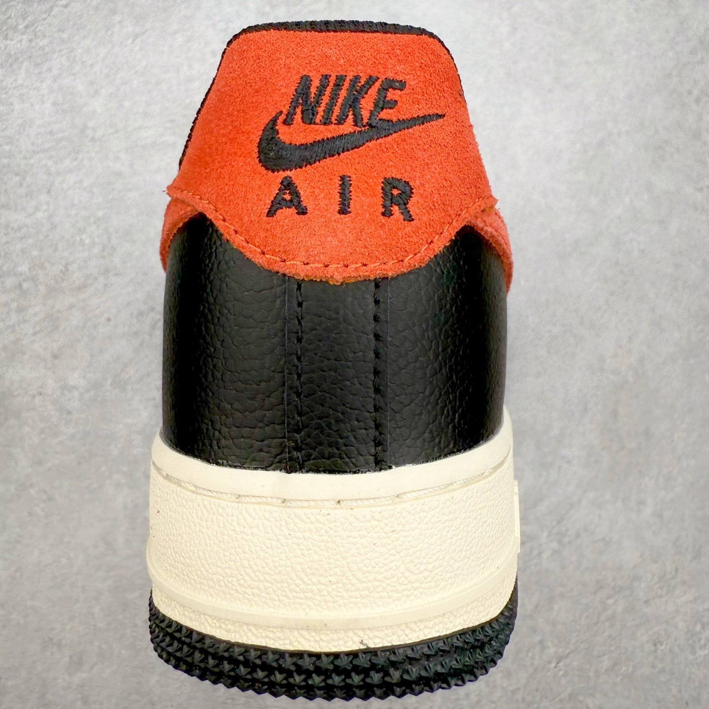 图片[8]-＃XT纯原 NK Air Force 1´07 Low 空军一号低帮百搭休闲运动板鞋 HQ4987-010 顶级批次 2022全新楦头鞋型 鱼鳞大底 历时开发三个月 清洁度完美 二维码鞋标 内置芯片及solo气垫 大底高度及其弧度依照正品 钢印 logo刺绣 鞋口弧度 鞋头长度 鞋面冲孔 鞋垫背胶及钢印 完美鞋型对比正品 每一处都是细节满满 柔软、弹性十足的缓震性能和出色的中底设计 横跨复古与现代的外型结合 造就出风靡全球 三十多年的Force 1 直到今天还深受青睐 实拍调校N版已经零色差零失真 百分百还原实物色彩所见即所得 不存在货不对板色差等低级问题 选购参考实物拍摄 不混卖不参货 只用心做好货严格选品 承诺混一赔十 尺码：36 36.5 37.5 38 38.5 39 40 40.5 41 42 42.5 43 44 44.5 45-选品中心