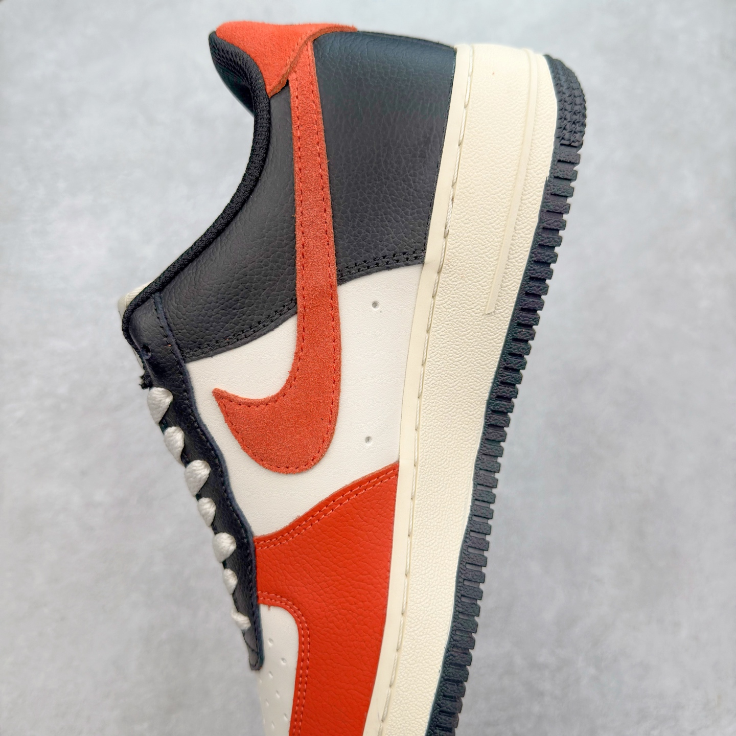 图片[7]-＃XT纯原 NK Air Force 1´07 Low 空军一号低帮百搭休闲运动板鞋 HQ4987-010 顶级批次 2022全新楦头鞋型 鱼鳞大底 历时开发三个月 清洁度完美 二维码鞋标 内置芯片及solo气垫 大底高度及其弧度依照正品 钢印 logo刺绣 鞋口弧度 鞋头长度 鞋面冲孔 鞋垫背胶及钢印 完美鞋型对比正品 每一处都是细节满满 柔软、弹性十足的缓震性能和出色的中底设计 横跨复古与现代的外型结合 造就出风靡全球 三十多年的Force 1 直到今天还深受青睐 实拍调校N版已经零色差零失真 百分百还原实物色彩所见即所得 不存在货不对板色差等低级问题 选购参考实物拍摄 不混卖不参货 只用心做好货严格选品 承诺混一赔十 尺码：36 36.5 37.5 38 38.5 39 40 40.5 41 42 42.5 43 44 44.5 45-选品中心