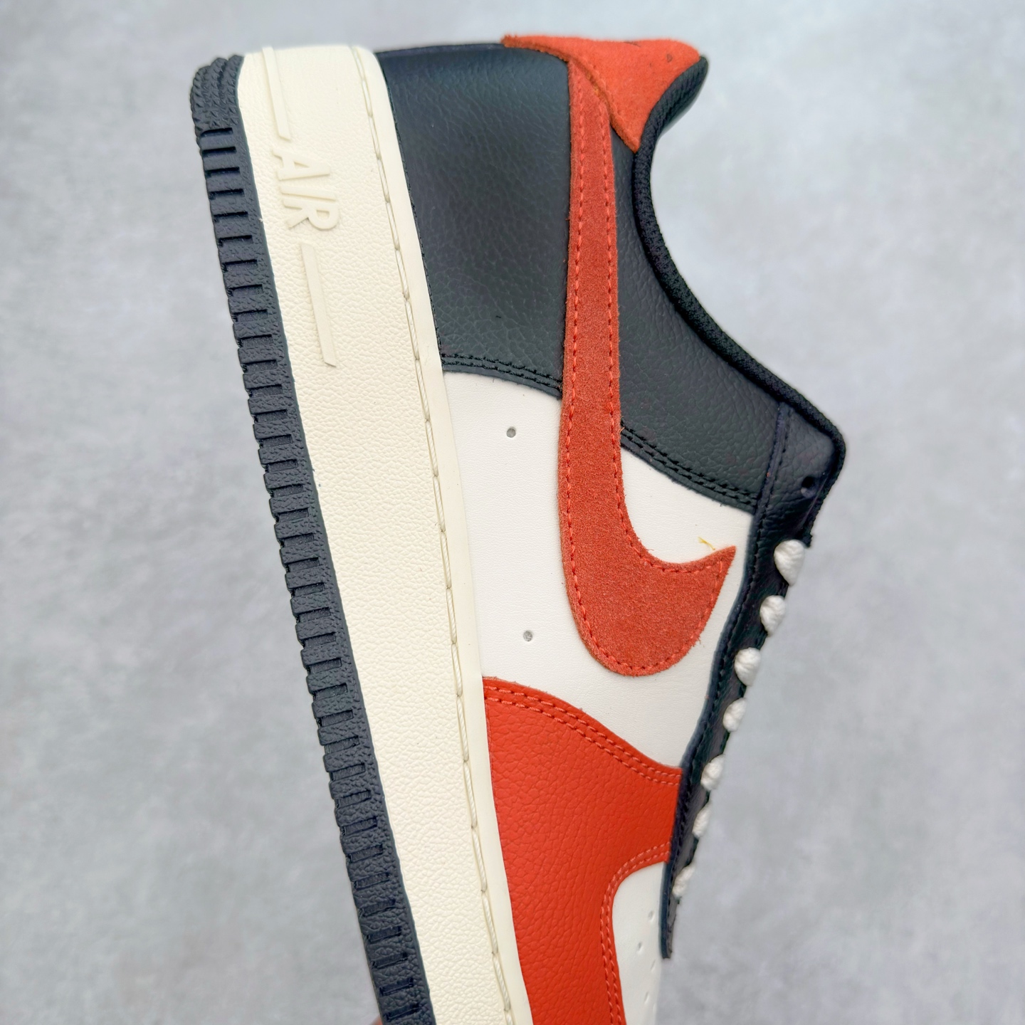 图片[6]-＃XT纯原 NK Air Force 1´07 Low 空军一号低帮百搭休闲运动板鞋 HQ4987-010 顶级批次 2022全新楦头鞋型 鱼鳞大底 历时开发三个月 清洁度完美 二维码鞋标 内置芯片及solo气垫 大底高度及其弧度依照正品 钢印 logo刺绣 鞋口弧度 鞋头长度 鞋面冲孔 鞋垫背胶及钢印 完美鞋型对比正品 每一处都是细节满满 柔软、弹性十足的缓震性能和出色的中底设计 横跨复古与现代的外型结合 造就出风靡全球 三十多年的Force 1 直到今天还深受青睐 实拍调校N版已经零色差零失真 百分百还原实物色彩所见即所得 不存在货不对板色差等低级问题 选购参考实物拍摄 不混卖不参货 只用心做好货严格选品 承诺混一赔十 尺码：36 36.5 37.5 38 38.5 39 40 40.5 41 42 42.5 43 44 44.5 45-选品中心