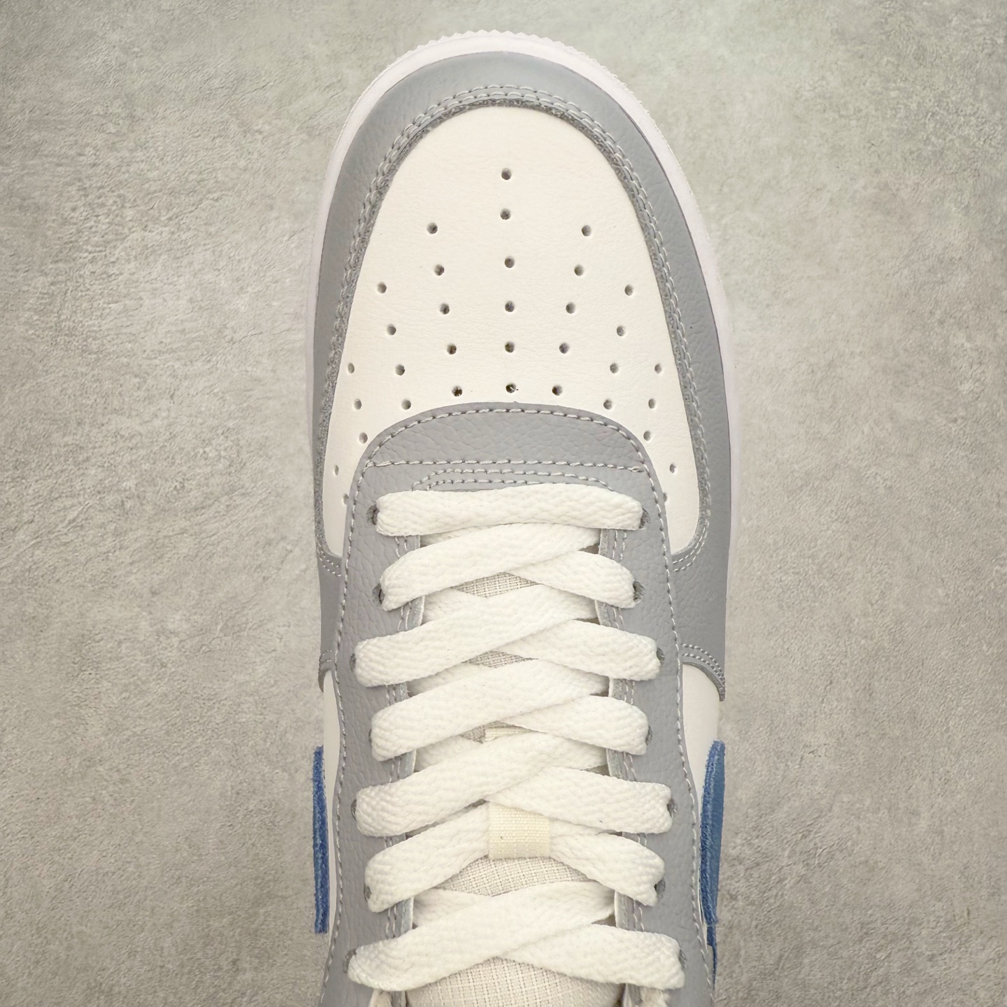 图片[4]-＃XT纯原 NK Air Force 1´07 Low 空军一号低帮百搭休闲运动板鞋 HV1795-141 顶级批次 2022全新楦头鞋型 鱼鳞大底 历时开发三个月 清洁度完美 二维码鞋标 内置芯片及solo气垫 大底高度及其弧度依照正品 钢印 logo刺绣 鞋口弧度 鞋头长度 鞋面冲孔 鞋垫背胶及钢印 完美鞋型对比正品 每一处都是细节满满 柔软、弹性十足的缓震性能和出色的中底设计 横跨复古与现代的外型结合 造就出风靡全球 三十多年的Force 1 直到今天还深受青睐 实拍调校N版已经零色差零失真 百分百还原实物色彩所见即所得 不存在货不对板色差等低级问题 选购参考实物拍摄 不混卖不参货 只用心做好货严格选品 承诺混一赔十 尺码：36 36.5 37.5 38 38.5 39 40 40.5 41 42 42.5 43 44 44.5 45-选品中心