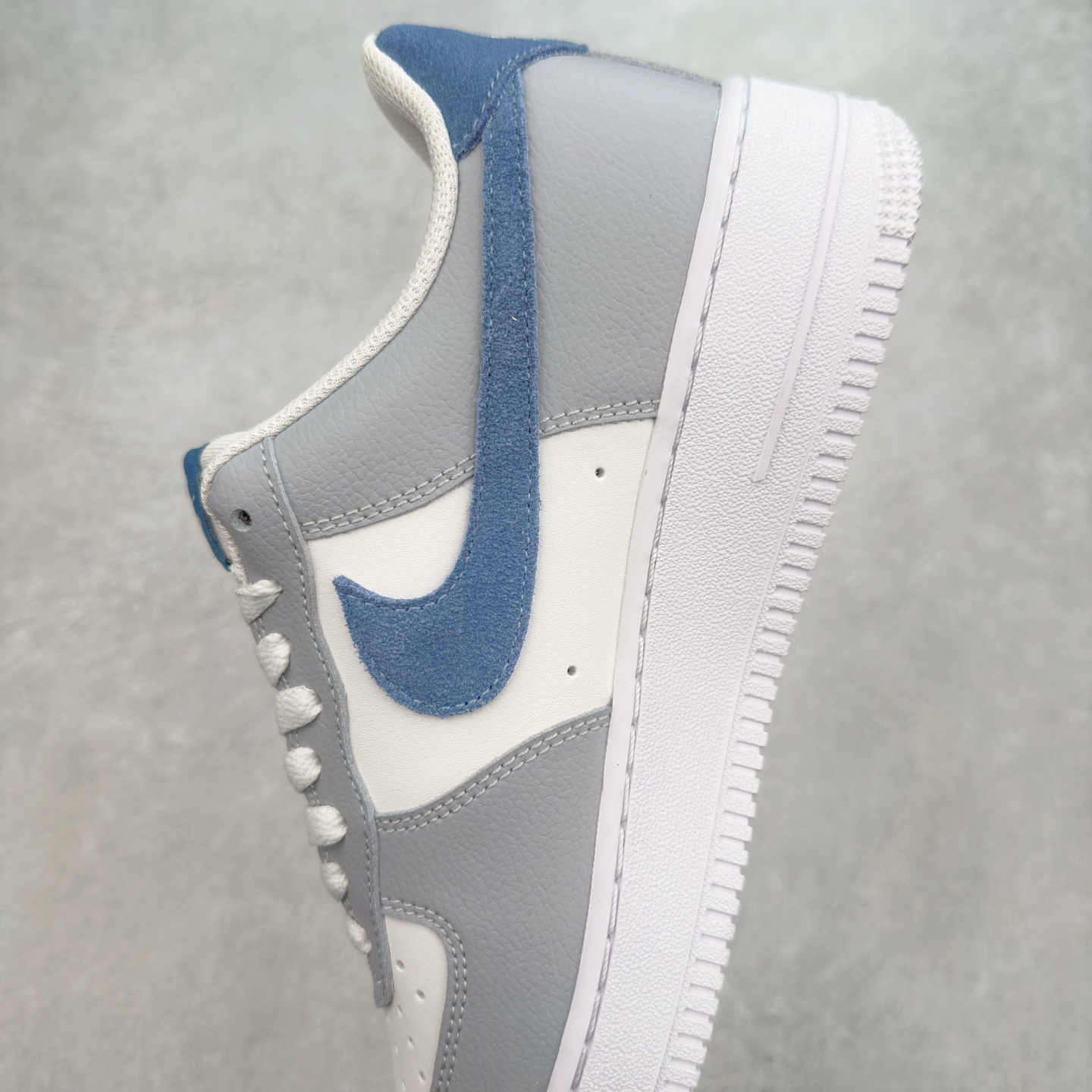 图片[7]-＃XT纯原 NK Air Force 1´07 Low 空军一号低帮百搭休闲运动板鞋 HV1795-141 顶级批次 2022全新楦头鞋型 鱼鳞大底 历时开发三个月 清洁度完美 二维码鞋标 内置芯片及solo气垫 大底高度及其弧度依照正品 钢印 logo刺绣 鞋口弧度 鞋头长度 鞋面冲孔 鞋垫背胶及钢印 完美鞋型对比正品 每一处都是细节满满 柔软、弹性十足的缓震性能和出色的中底设计 横跨复古与现代的外型结合 造就出风靡全球 三十多年的Force 1 直到今天还深受青睐 实拍调校N版已经零色差零失真 百分百还原实物色彩所见即所得 不存在货不对板色差等低级问题 选购参考实物拍摄 不混卖不参货 只用心做好货严格选品 承诺混一赔十 尺码：36 36.5 37.5 38 38.5 39 40 40.5 41 42 42.5 43 44 44.5 45-选品中心