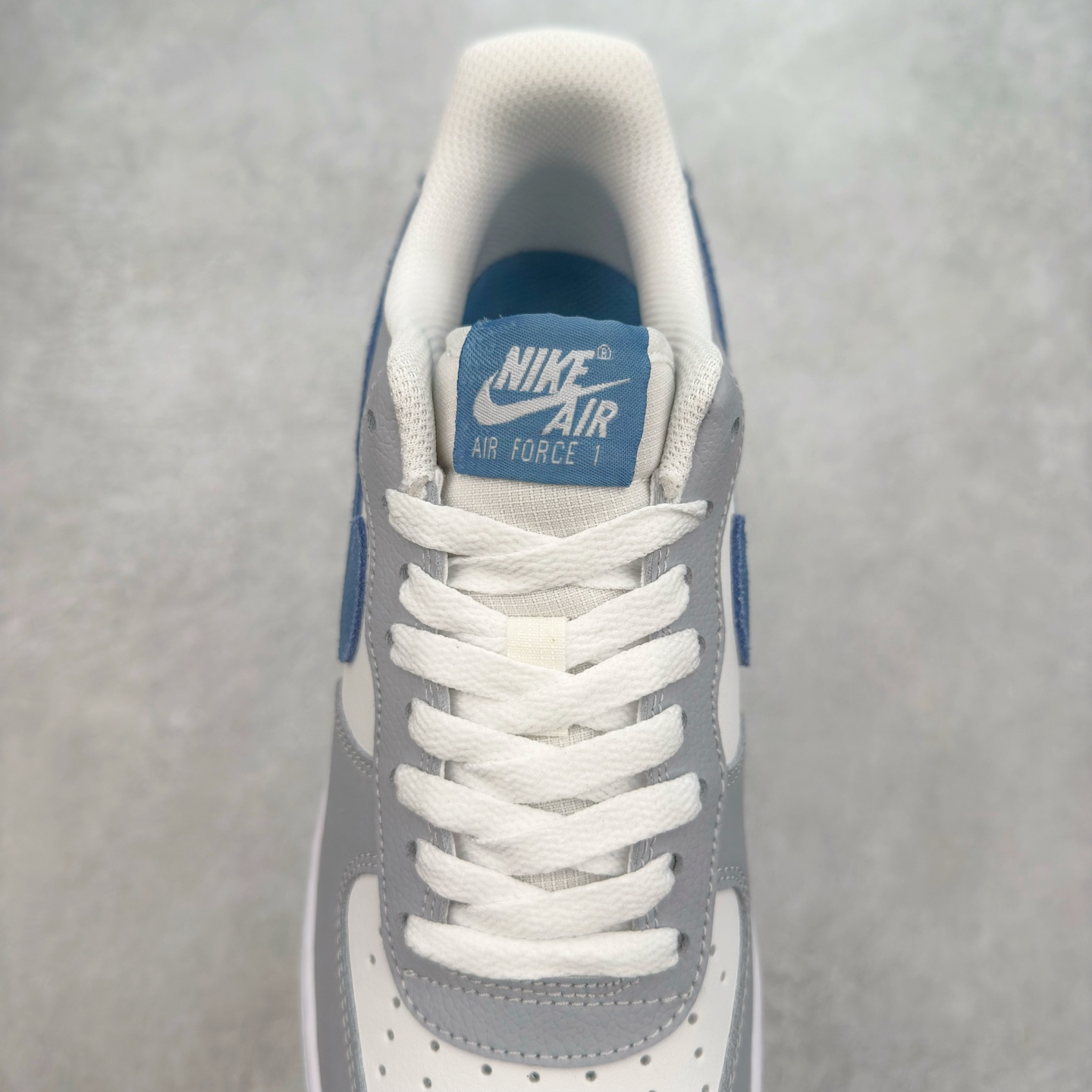 图片[5]-＃XT纯原 NK Air Force 1´07 Low 空军一号低帮百搭休闲运动板鞋 HV1795-141 顶级批次 2022全新楦头鞋型 鱼鳞大底 历时开发三个月 清洁度完美 二维码鞋标 内置芯片及solo气垫 大底高度及其弧度依照正品 钢印 logo刺绣 鞋口弧度 鞋头长度 鞋面冲孔 鞋垫背胶及钢印 完美鞋型对比正品 每一处都是细节满满 柔软、弹性十足的缓震性能和出色的中底设计 横跨复古与现代的外型结合 造就出风靡全球 三十多年的Force 1 直到今天还深受青睐 实拍调校N版已经零色差零失真 百分百还原实物色彩所见即所得 不存在货不对板色差等低级问题 选购参考实物拍摄 不混卖不参货 只用心做好货严格选品 承诺混一赔十 尺码：36 36.5 37.5 38 38.5 39 40 40.5 41 42 42.5 43 44 44.5 45-选品中心